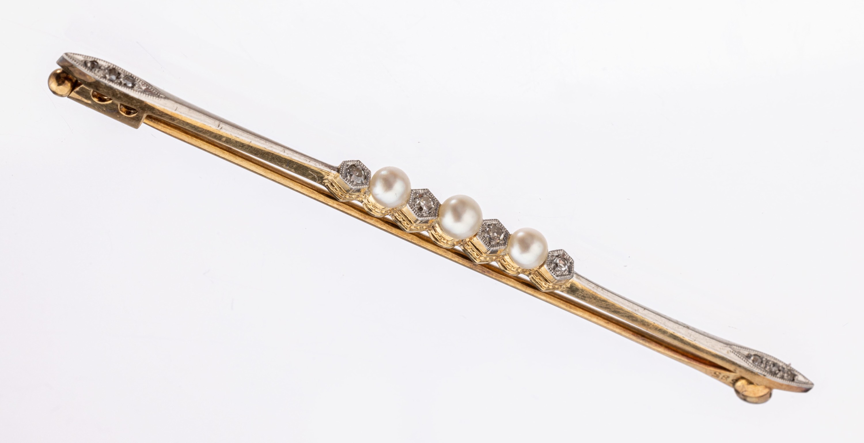 14 kt Gold Perl-Diamant-Nadel, 1930er Jahre, GG/WG 585/000, länglich, L. ca. 6.5 cm, schauseitig WG, 3 Akoyazuchtperlen, D. ca. 2.7 mm, kl. ...