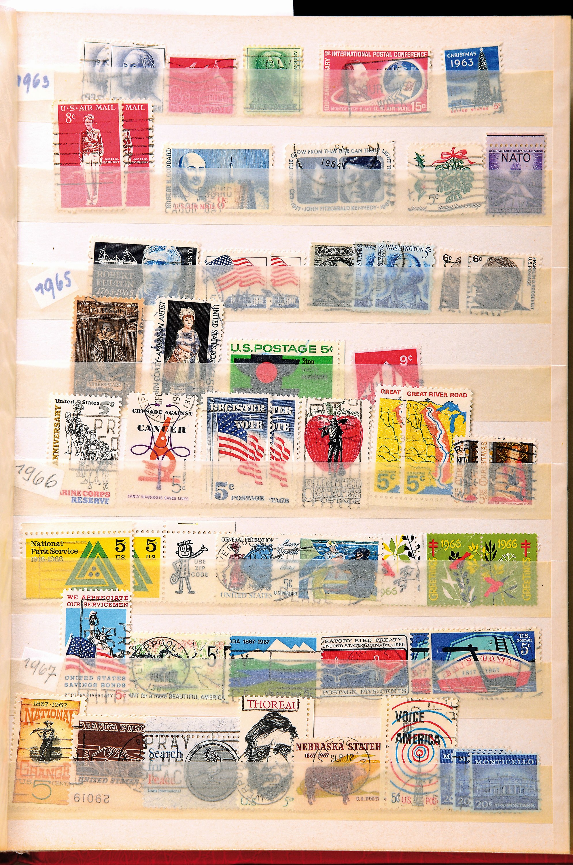 Umfangreiches Konvolut Briefmarken, Alle Welt , v.a. Schweiz nach 2000, auch einige Jahrbücher, Alben und Einzelmarken, Umfang: 1 Umzugskarton