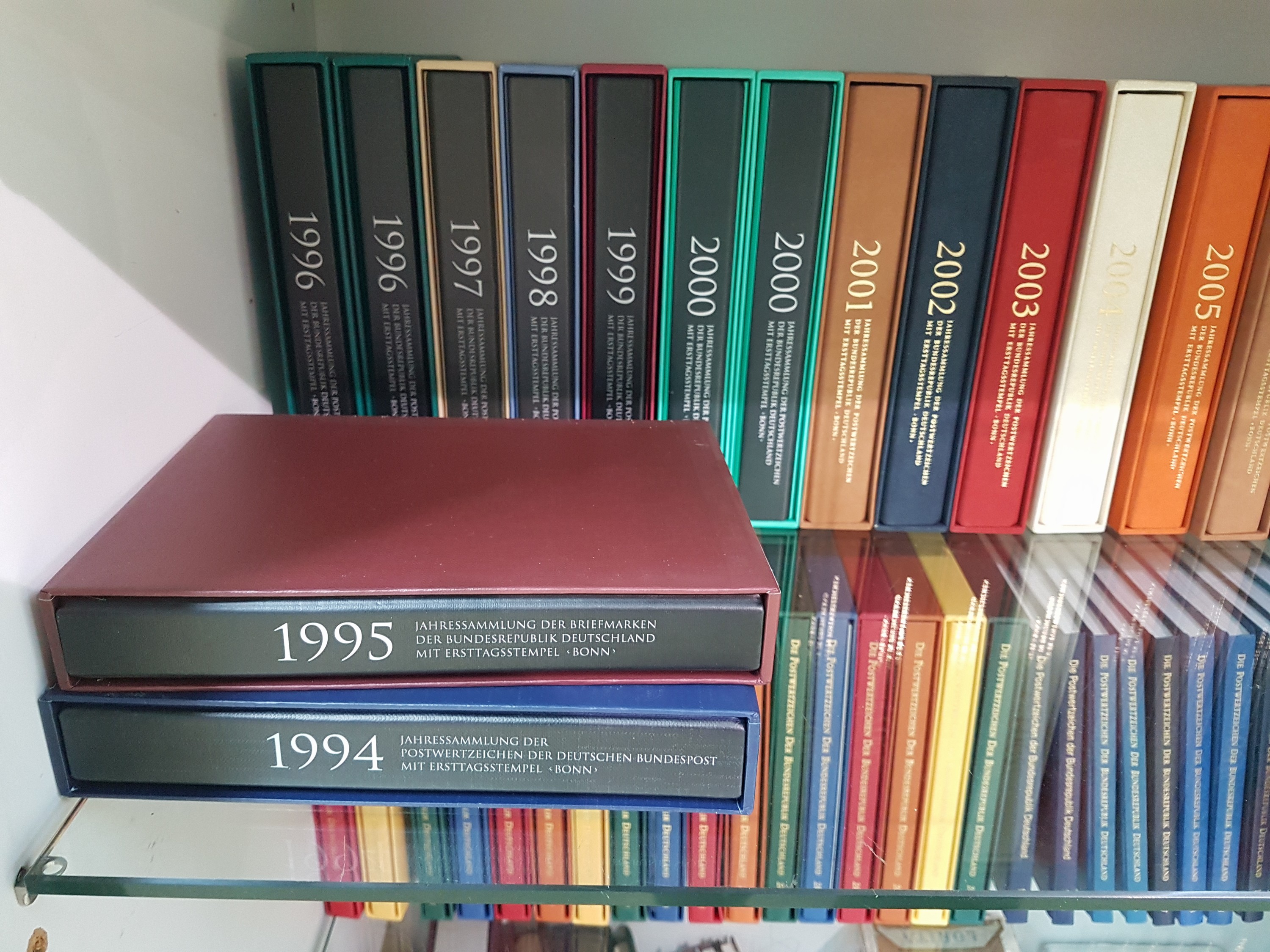 Detail a: Umfangreiche Sammlung Briefmarken, Bund 1972 bis 1979, überwiegend ungestempelt, viele Jahrbücher und Jahressammlungen mit Ersttagsstempeln, Alben ...