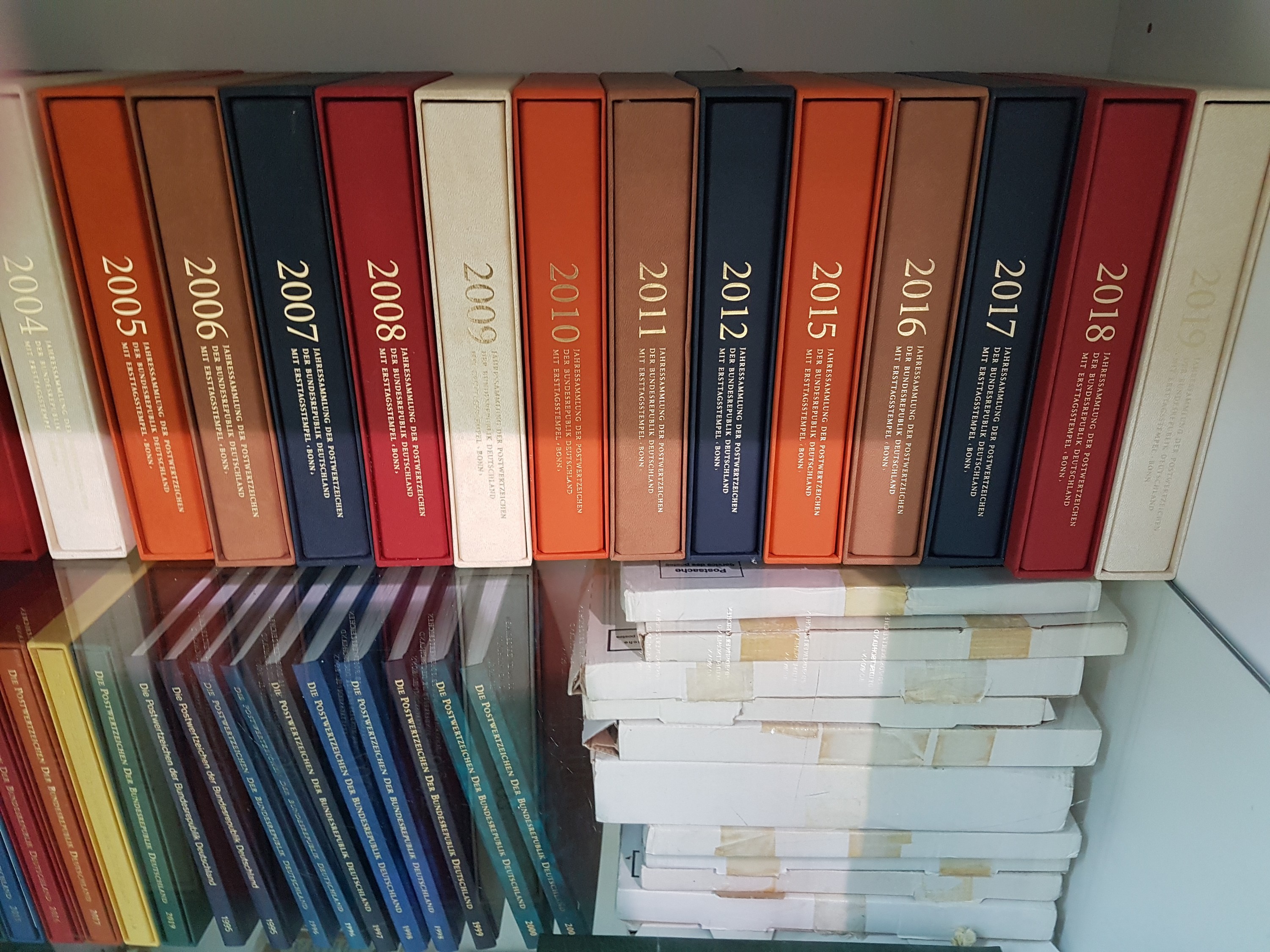 Detail b: Umfangreiche Sammlung Briefmarken, Bund 1972 bis 1979, überwiegend ungestempelt, viele Jahrbücher und Jahressammlungen mit Ersttagsstempeln, Alben ...