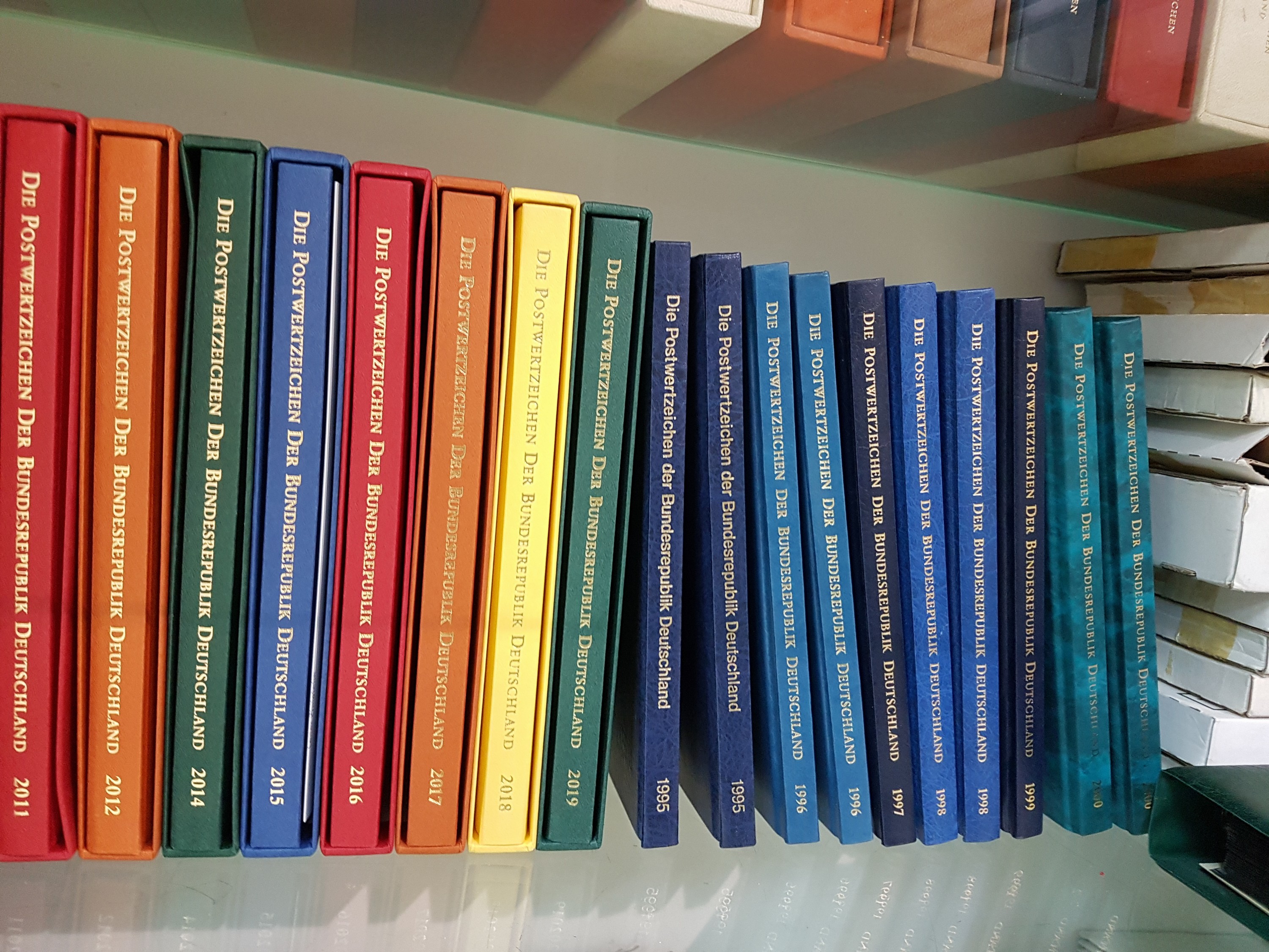 Detail d: Umfangreiche Sammlung Briefmarken, Bund 1972 bis 1979, überwiegend ungestempelt, viele Jahrbücher und Jahressammlungen mit Ersttagsstempeln, Alben ...