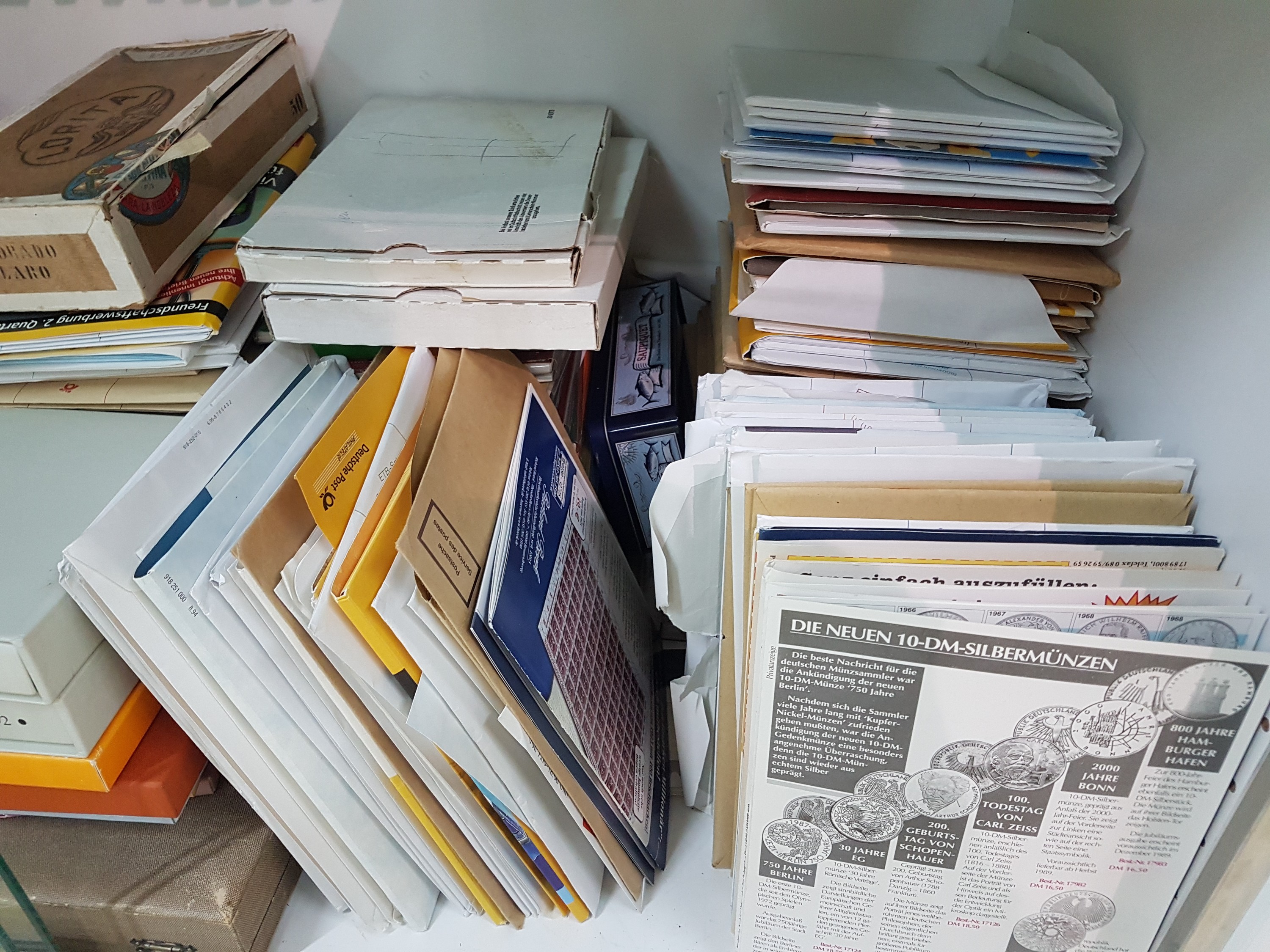 Detail e: Umfangreiche Sammlung Briefmarken, Bund 1972 bis 1979, überwiegend ungestempelt, viele Jahrbücher und Jahressammlungen mit Ersttagsstempeln, Alben ...