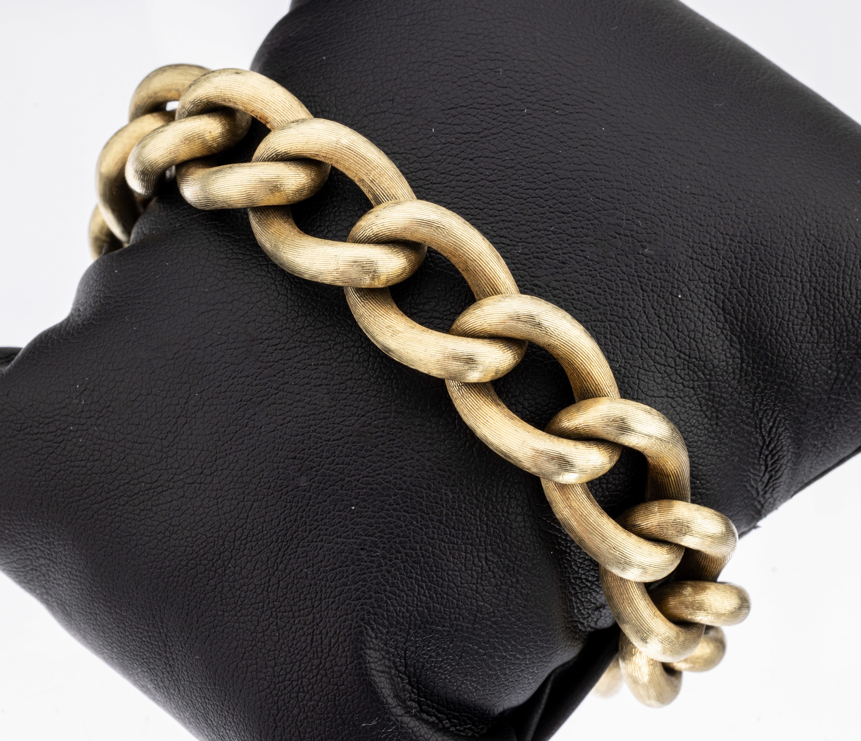 14 kt Gold Rundpanzerarmband, GG 585/000, Glieder mit Rindengravur, sorgfältige Arbeit, total ca. 45.4 g, Kastenschloss mit Sicherheitsacht, L ca. ...