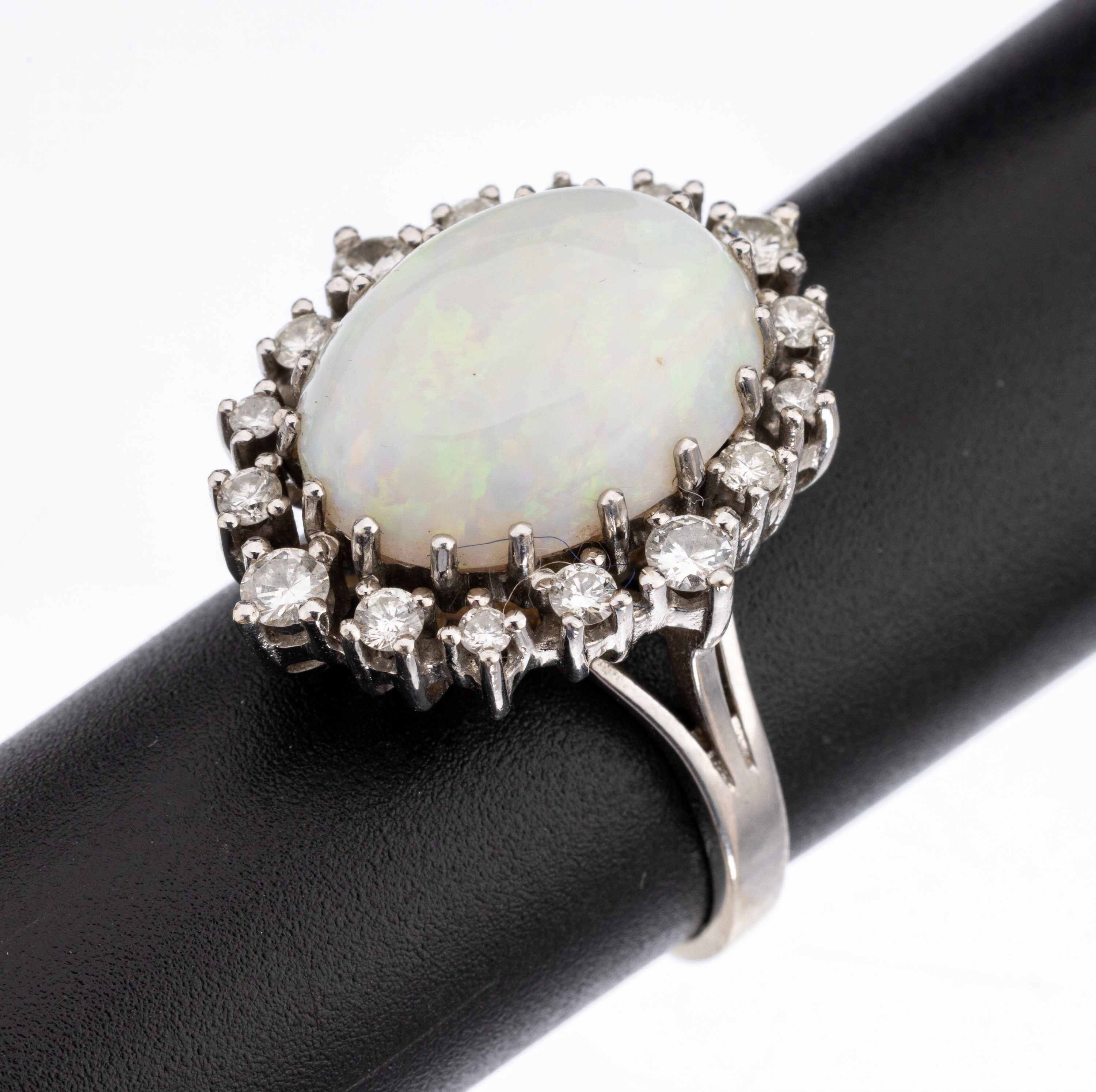 14 kt Gold Brillant-Opal-Ring, WG 585/000, 16 Brillanten zus. ca. 1.0 ct Weiss/p1, Opal ca. 15.0 ct, schönes Farbspiel, ca. 7.8 g, RW 59