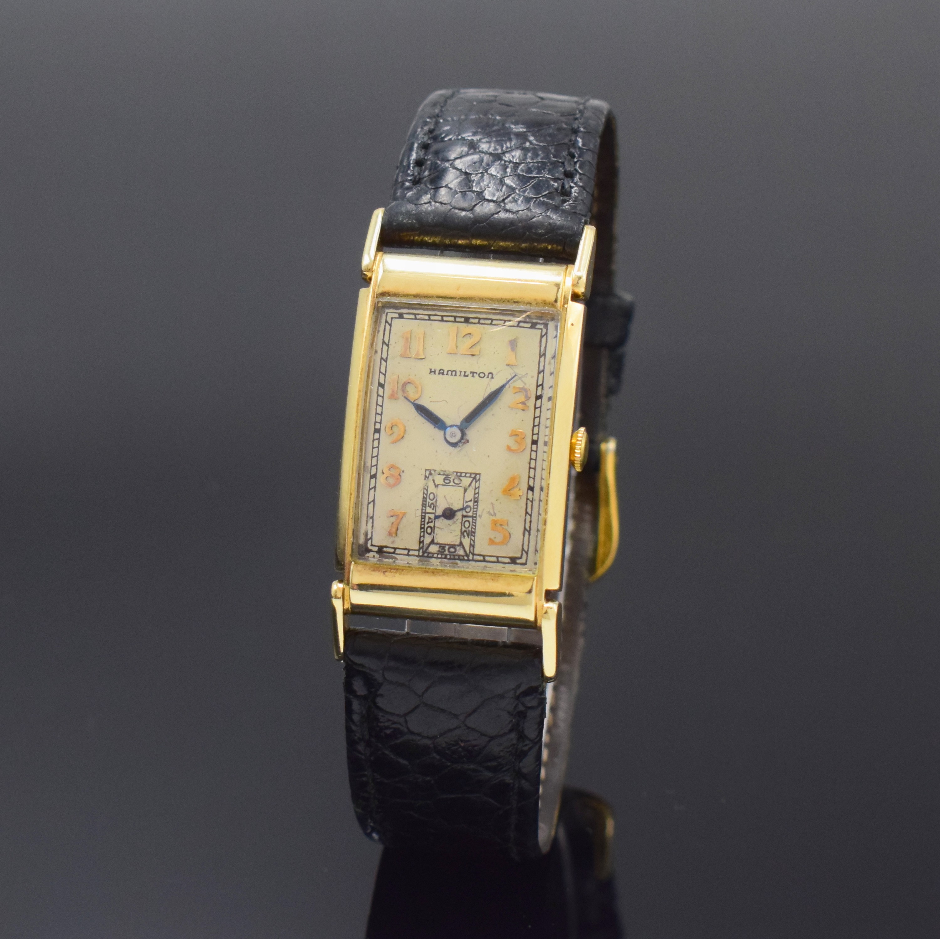 HAMILTON rechteckige Armbanduhr in GG 585/000, USA um 1940, Handaufzug, 2-tlg. Geh. m. ausgefallenen Bandanstössen, Boden aufgedr., silb. Zifferbl. ...
