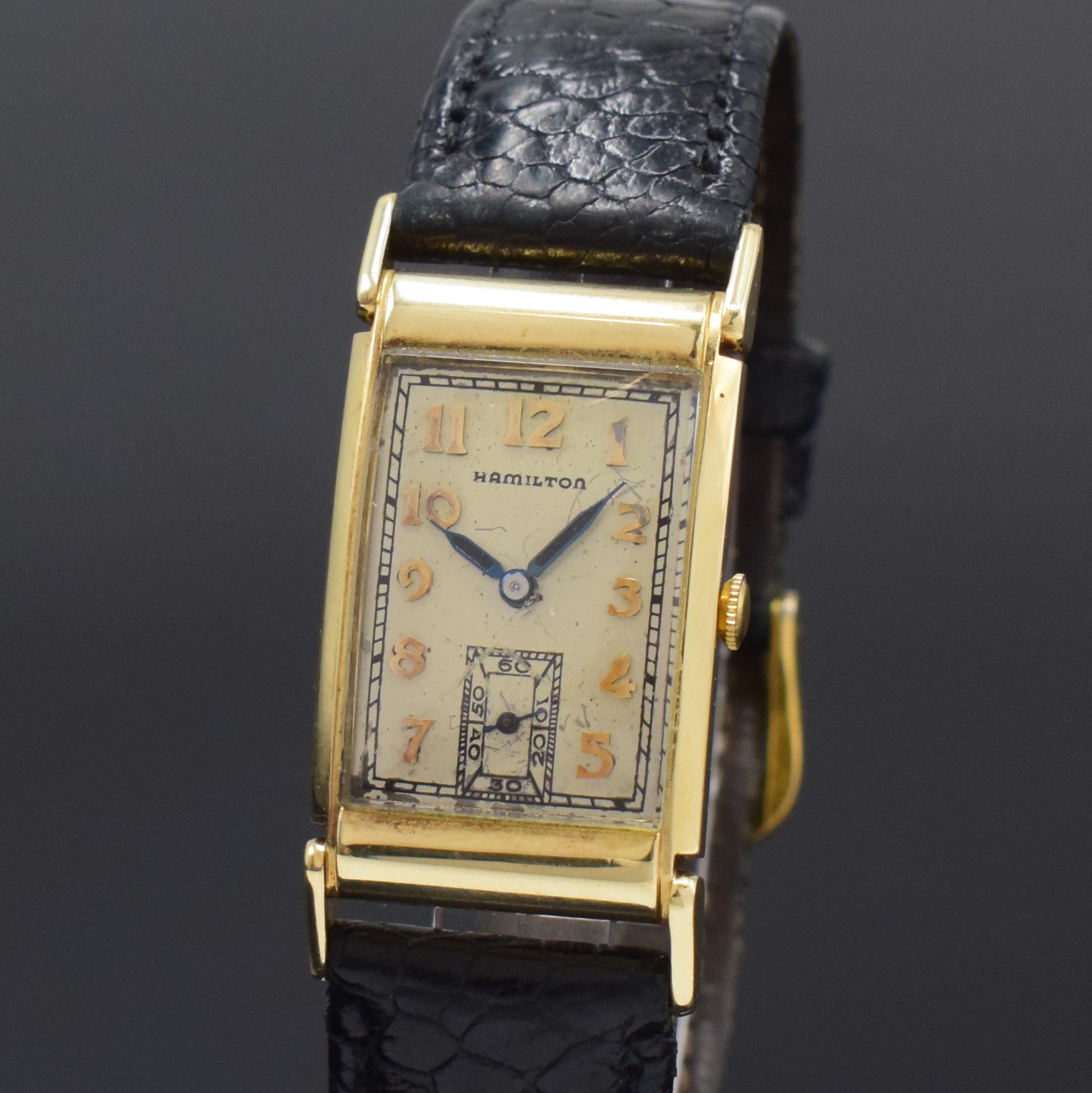 Detail a: HAMILTON rechteckige Armbanduhr in GG 585/000, USA um 1940, Handaufzug, 2-tlg. Geh. m. ausgefallenen Bandanstössen, Boden aufgedr., silb. Zifferbl. ...