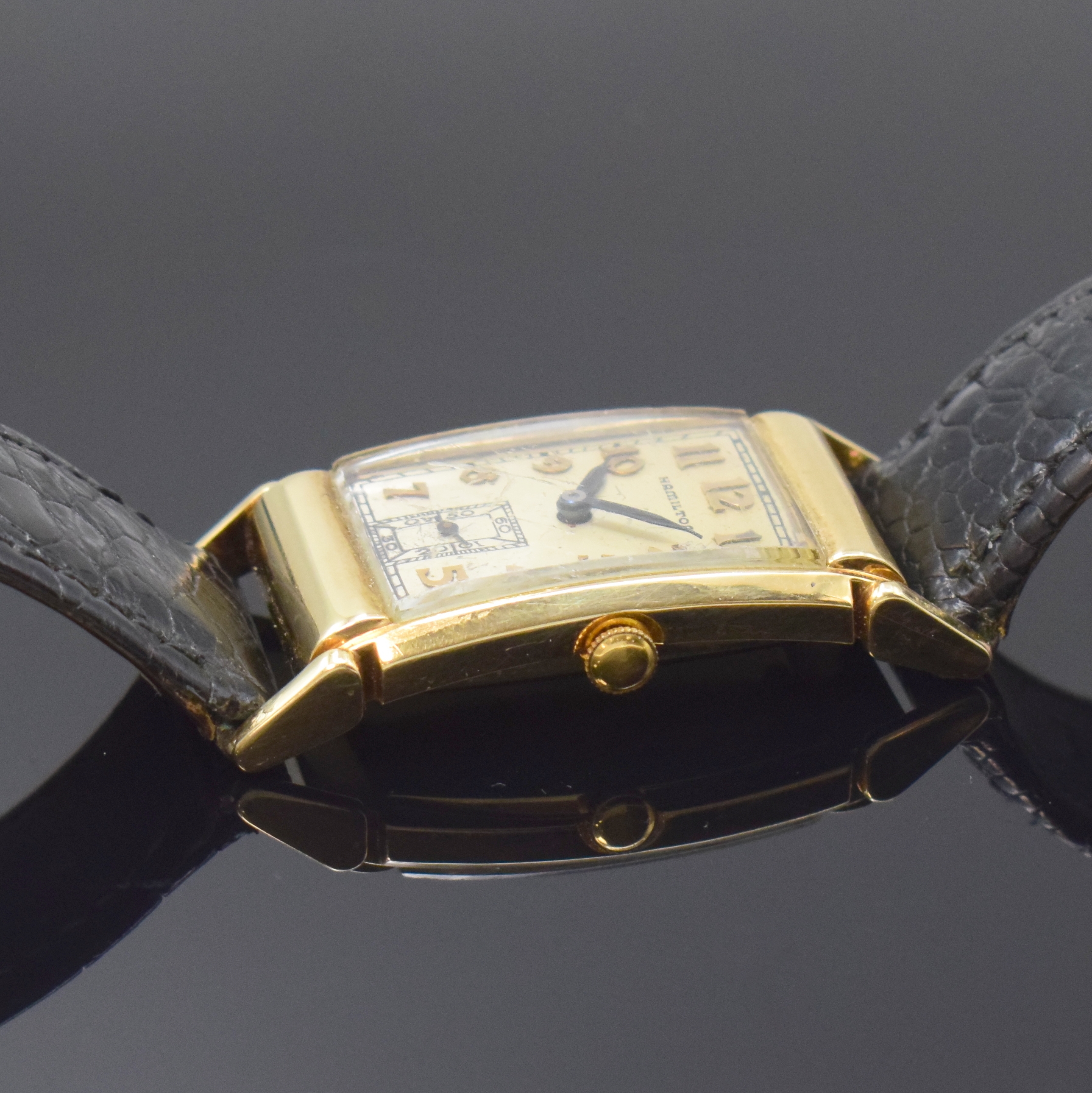 Detail b: HAMILTON rechteckige Armbanduhr in GG 585/000, USA um 1940, Handaufzug, 2-tlg. Geh. m. ausgefallenen Bandanstössen, Boden aufgedr., silb. Zifferbl. ...