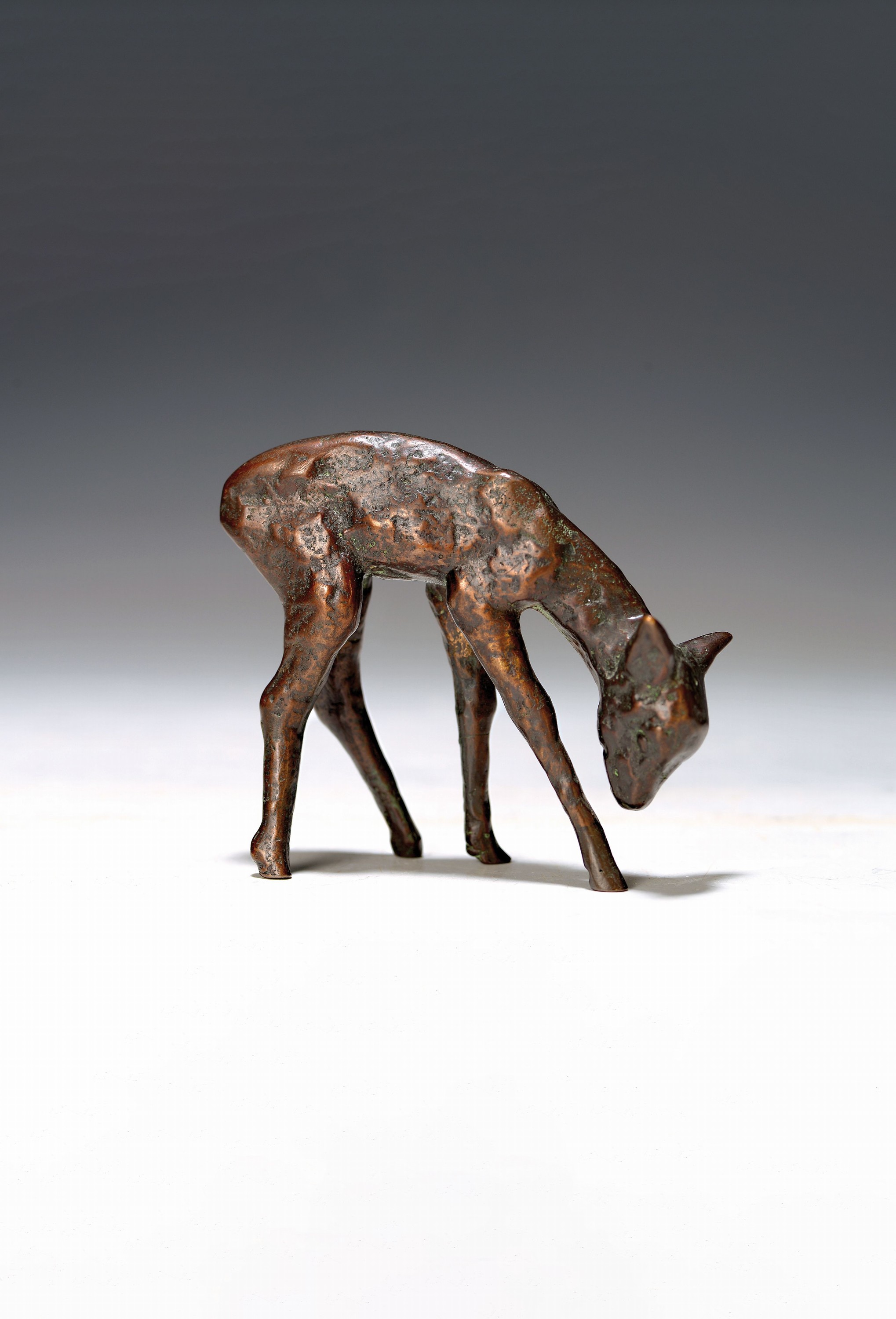 Zuschreibung: Renee Sintenis, 1888 Glatz-1965 Berlin, äsendes Reh, Bronzeskulptur, H. ca. 6.5cm, L. ca. 8cm, T. ca. 2cm