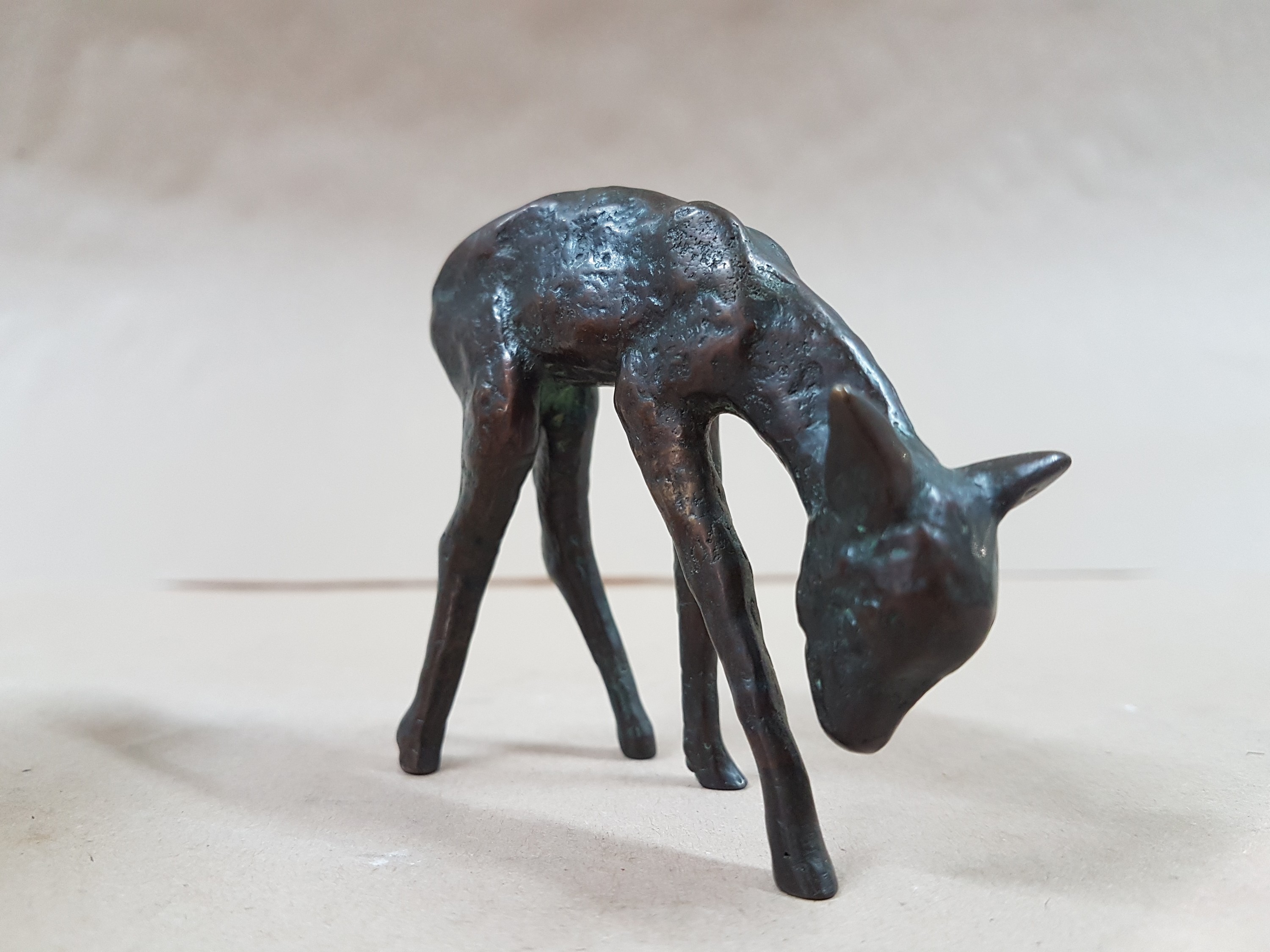 Detail a: Zuschreibung: Renee Sintenis, 1888 Glatz-1965 Berlin, äsendes Reh, Bronzeskulptur, H. ca. 6.5cm, L. ca. 8cm, T. ca. 2cm
