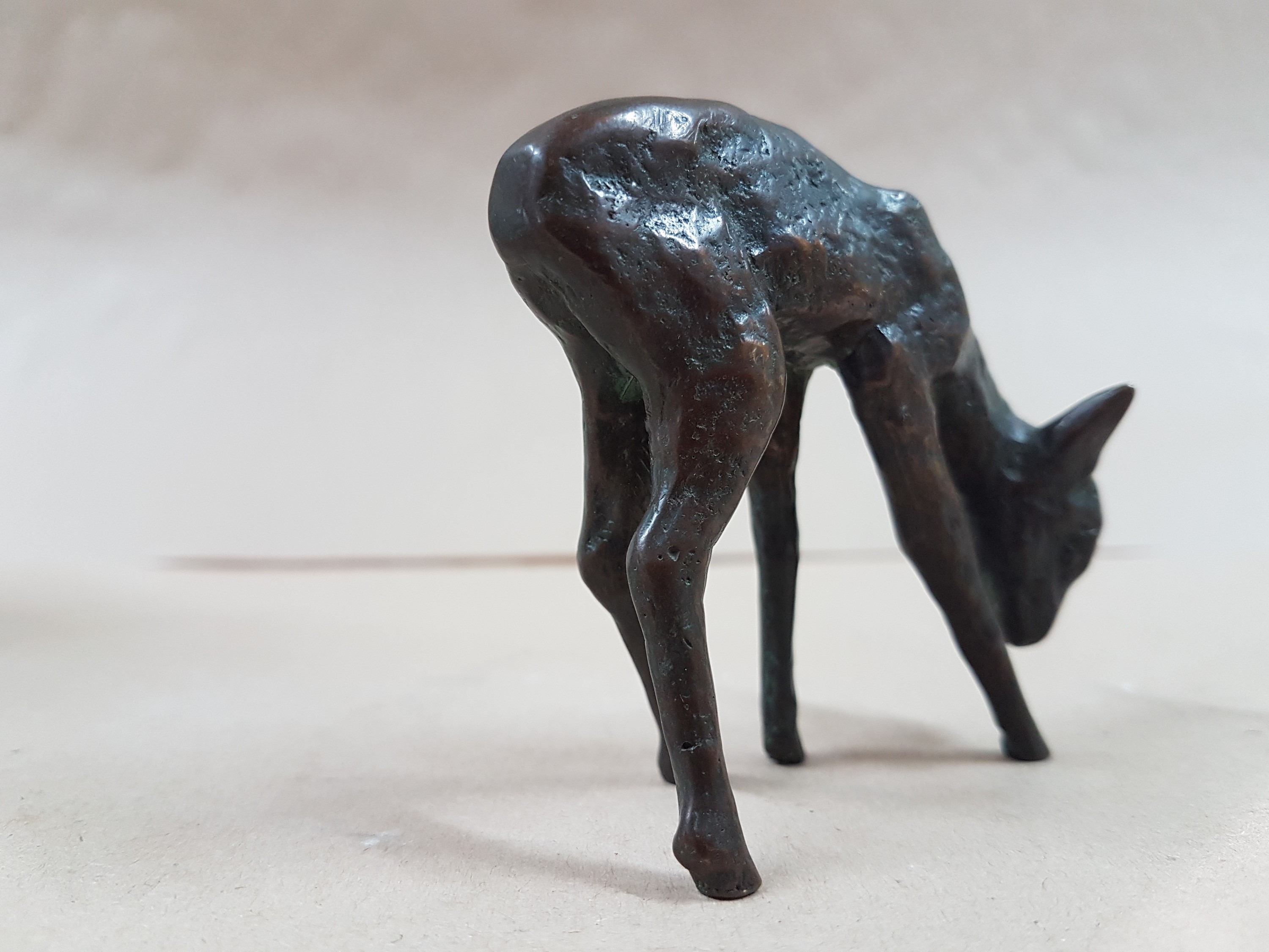 Detail b: Zuschreibung: Renee Sintenis, 1888 Glatz-1965 Berlin, äsendes Reh, Bronzeskulptur, H. ca. 6.5cm, L. ca. 8cm, T. ca. 2cm