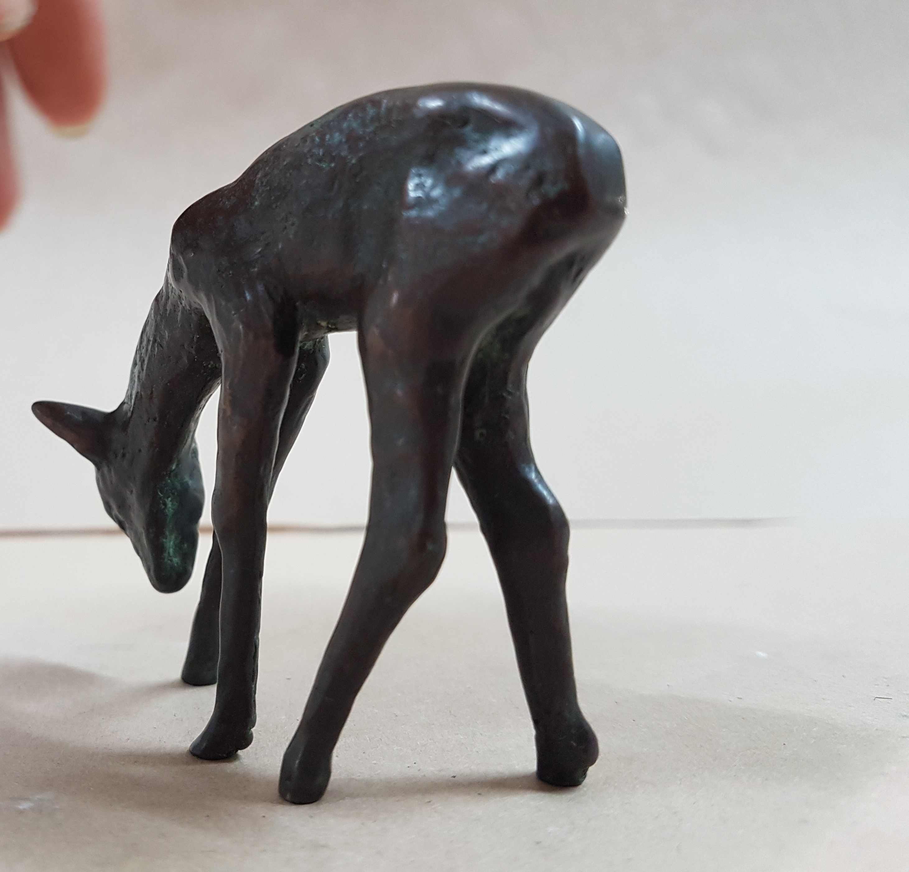 Detail c: Zuschreibung: Renee Sintenis, 1888 Glatz-1965 Berlin, äsendes Reh, Bronzeskulptur, H. ca. 6.5cm, L. ca. 8cm, T. ca. 2cm