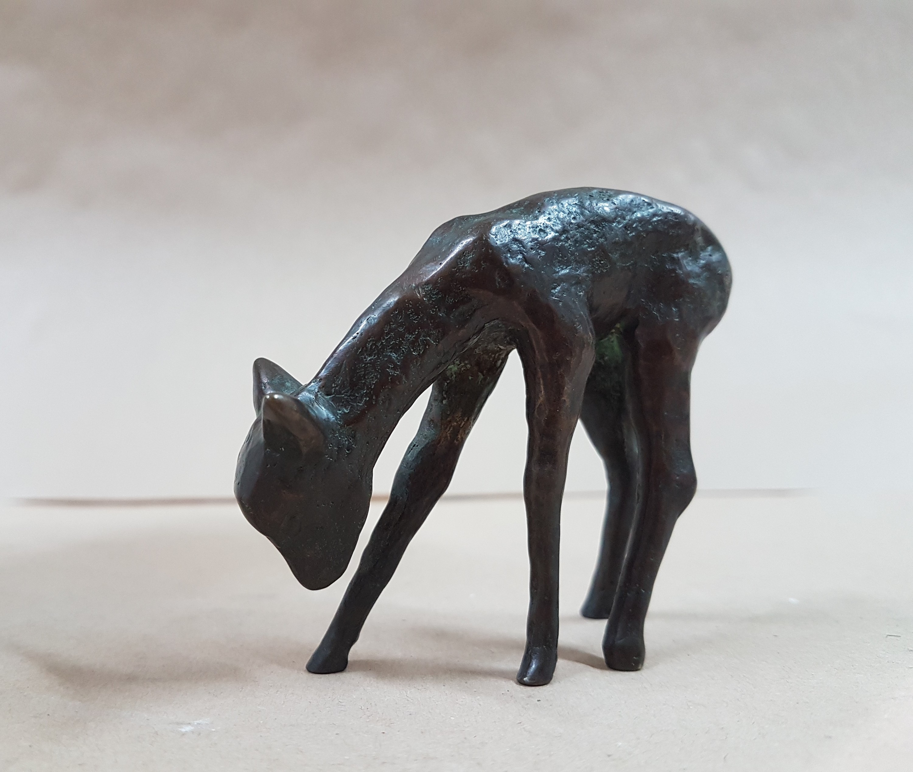 Detail d: Zuschreibung: Renee Sintenis, 1888 Glatz-1965 Berlin, äsendes Reh, Bronzeskulptur, H. ca. 6.5cm, L. ca. 8cm, T. ca. 2cm
