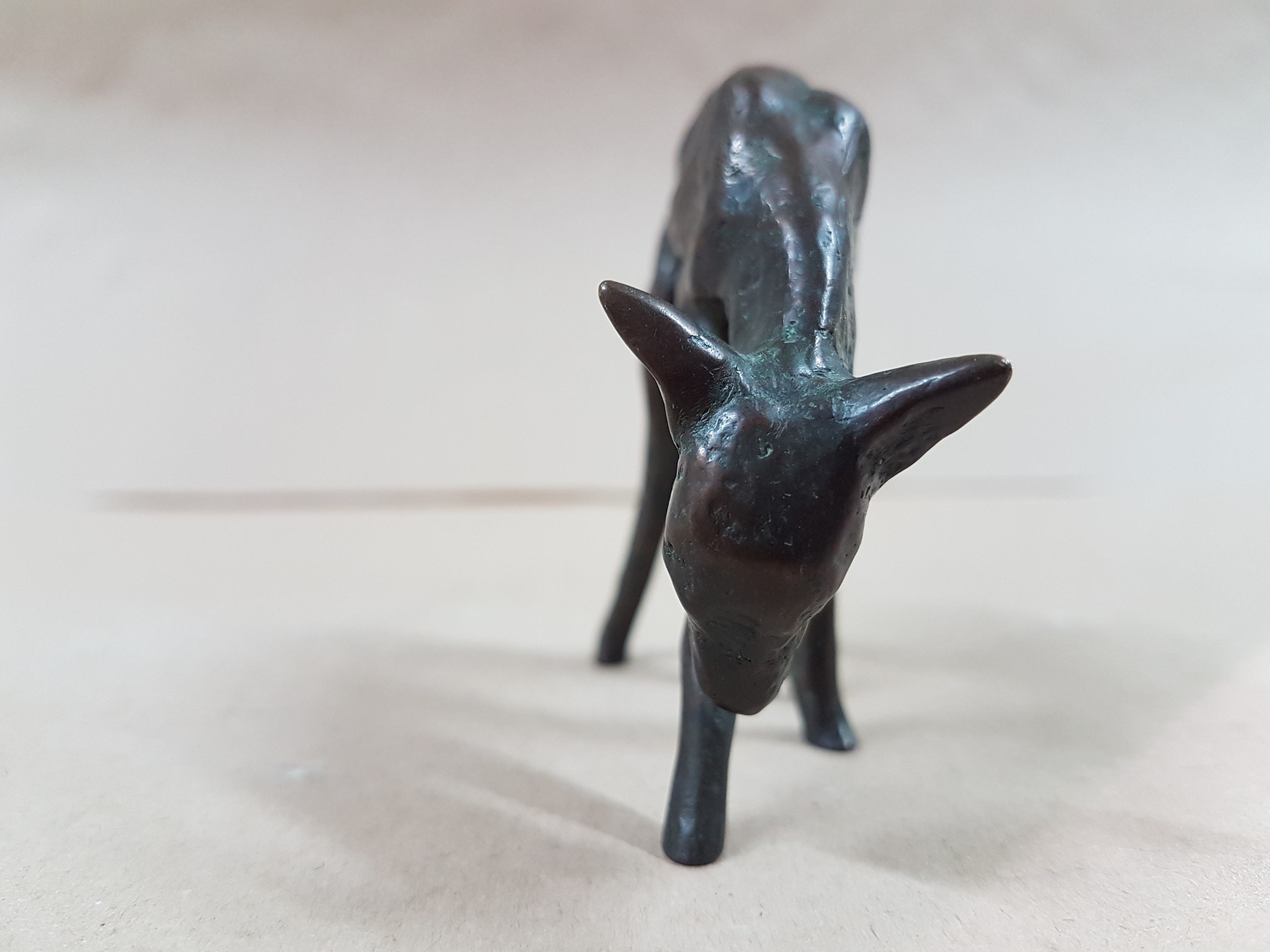 Detail e: Zuschreibung: Renee Sintenis, 1888 Glatz-1965 Berlin, äsendes Reh, Bronzeskulptur, H. ca. 6.5cm, L. ca. 8cm, T. ca. 2cm