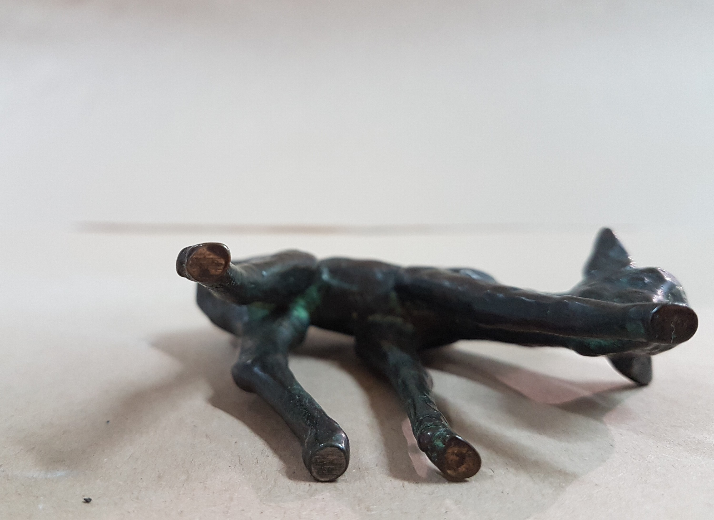Detail f: Zuschreibung: Renee Sintenis, 1888 Glatz-1965 Berlin, äsendes Reh, Bronzeskulptur, H. ca. 6.5cm, L. ca. 8cm, T. ca. 2cm