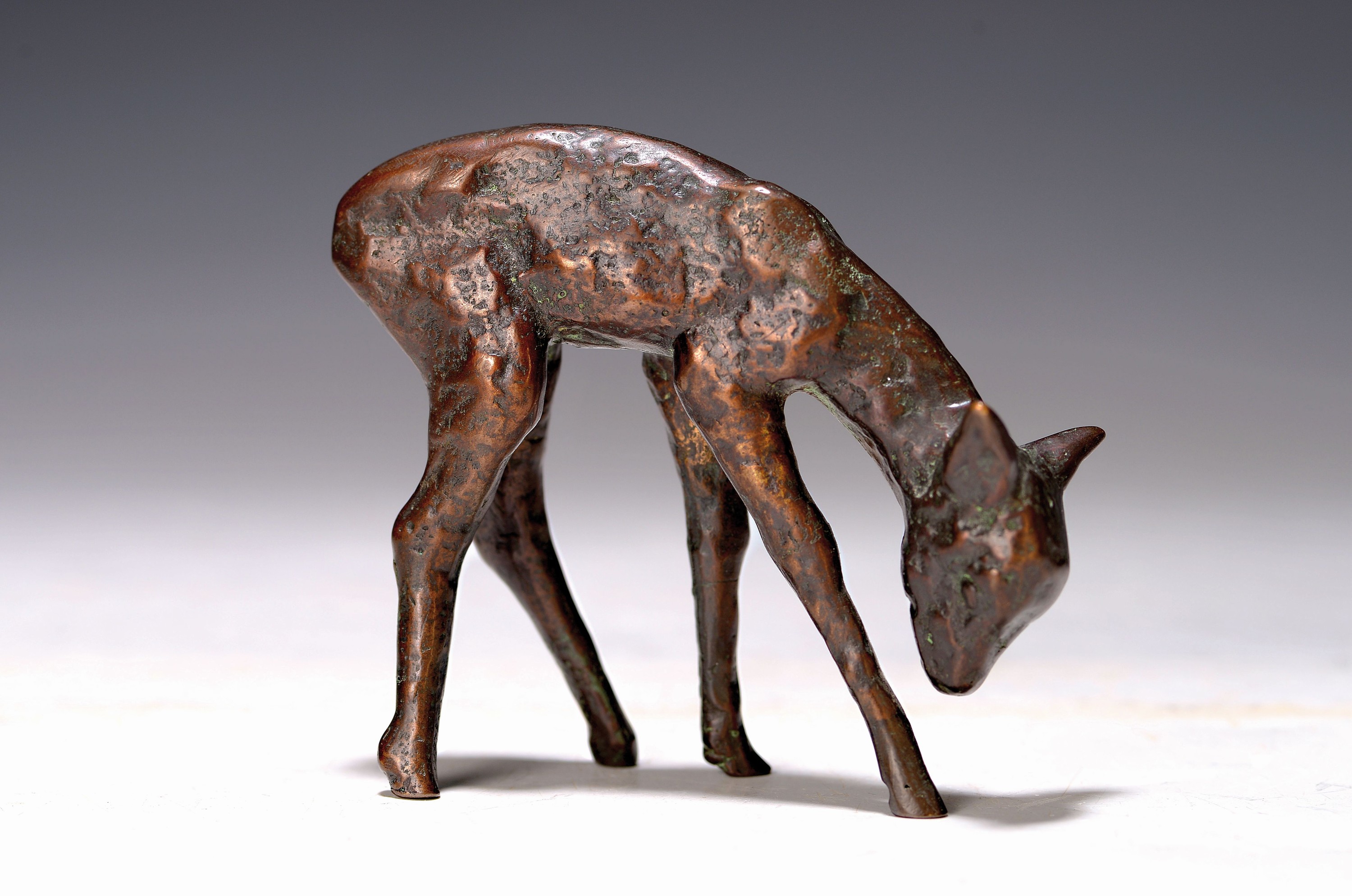 Detail k: Zuschreibung: Renee Sintenis, 1888 Glatz-1965 Berlin, äsendes Reh, Bronzeskulptur, H. ca. 6.5cm, L. ca. 8cm, T. ca. 2cm