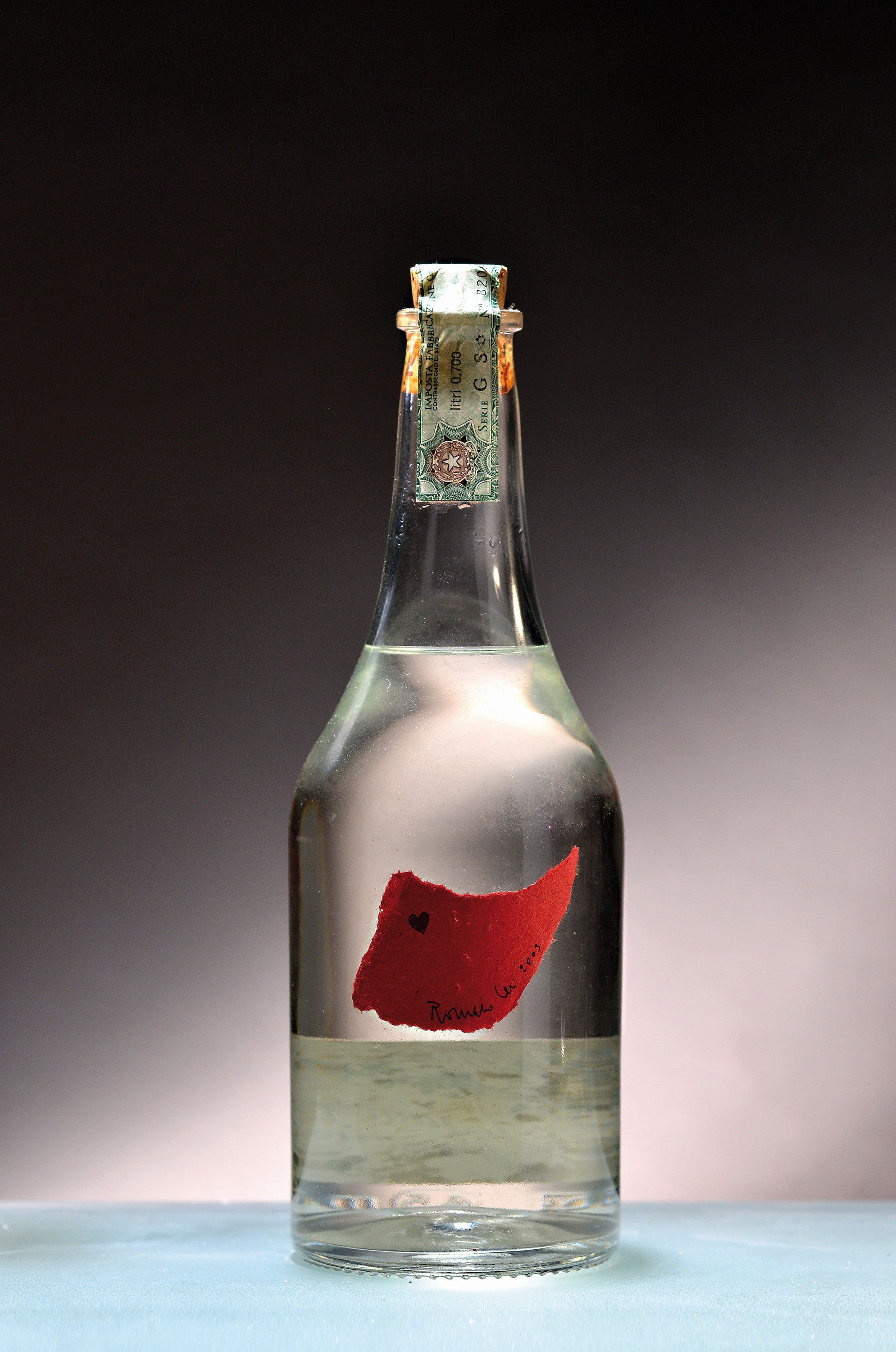 1 Flasche 2005 Grappa Acquavite di vinaccia, Levi Serafino, Region Neive, Piemont/ItalienSerieGS, No. 820966, ca. 70cl, KünstleretikettRomano Levi
