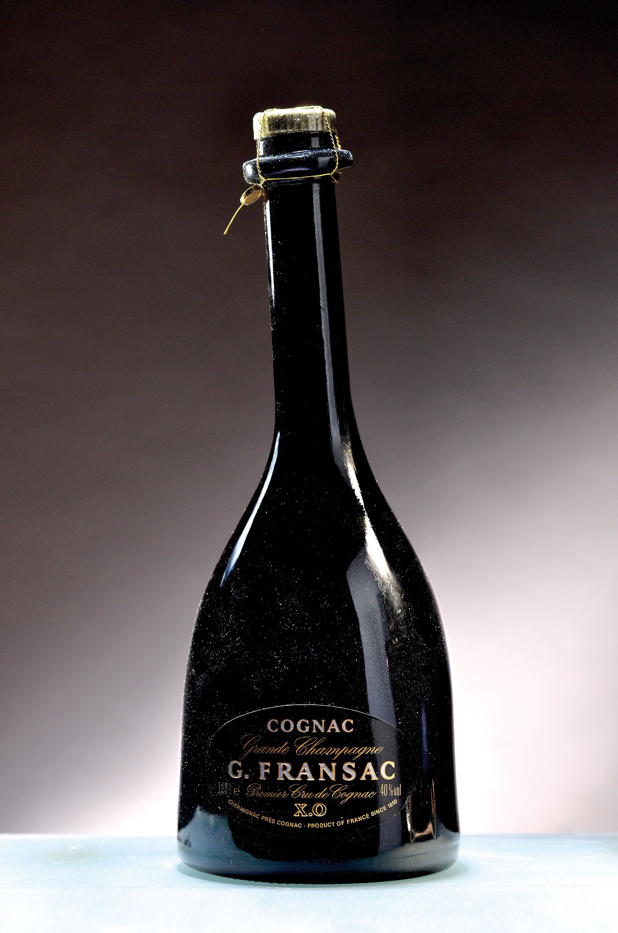 1 Magnumflaschen Cognac G. Fransac X.O., Grande Champagne, ca. 1,5L, 40%Vol., in orig. Holzkiste (Kistendeckel mit Schimmelflecken)