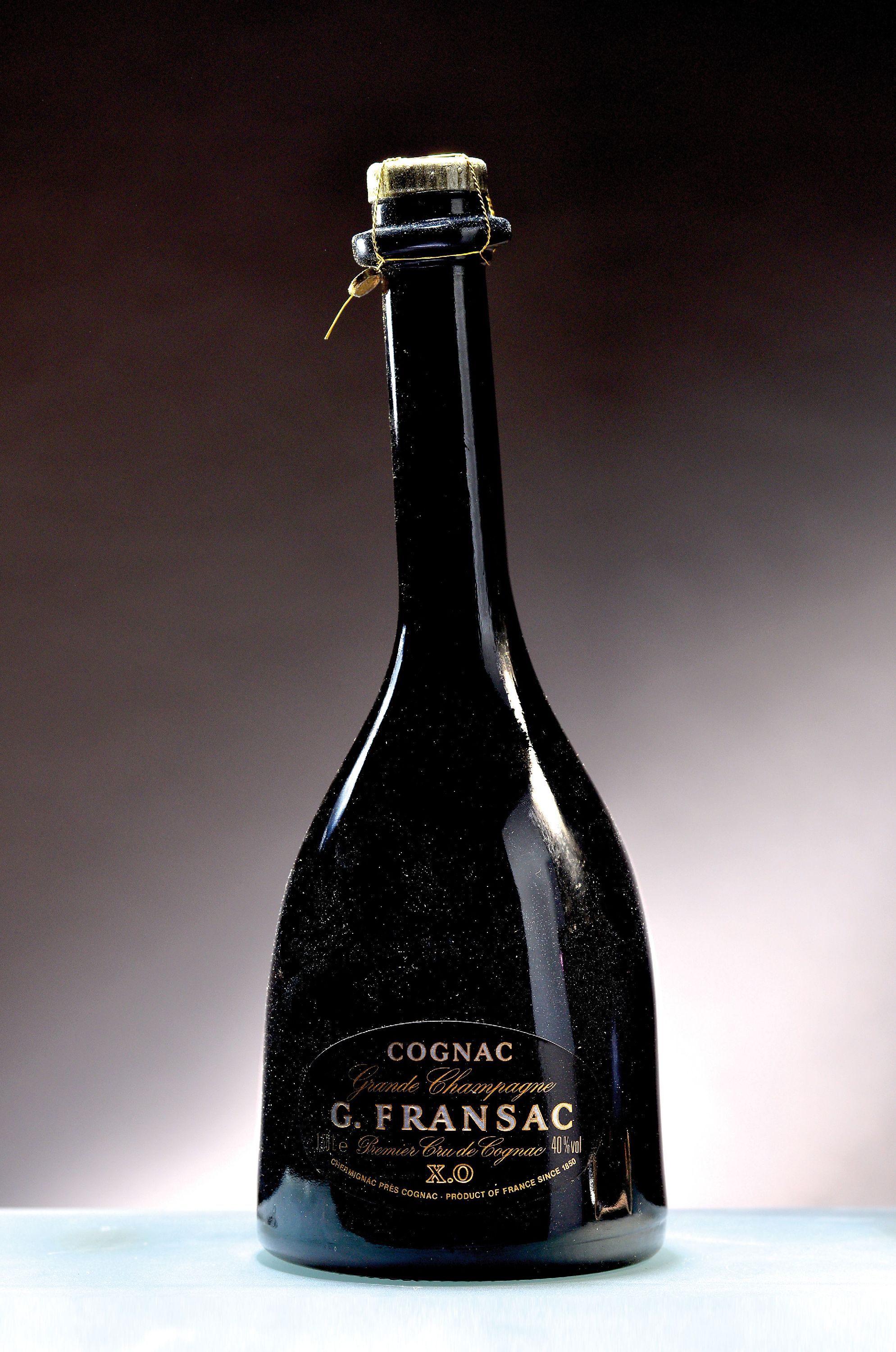 1 Magnumflaschen Cognac G. Fransac X.O., Grande Champagne, ca. 1,5L, 40%Vol., in orig. Holzkiste (Kistendeckel mit Schimmelflecken)