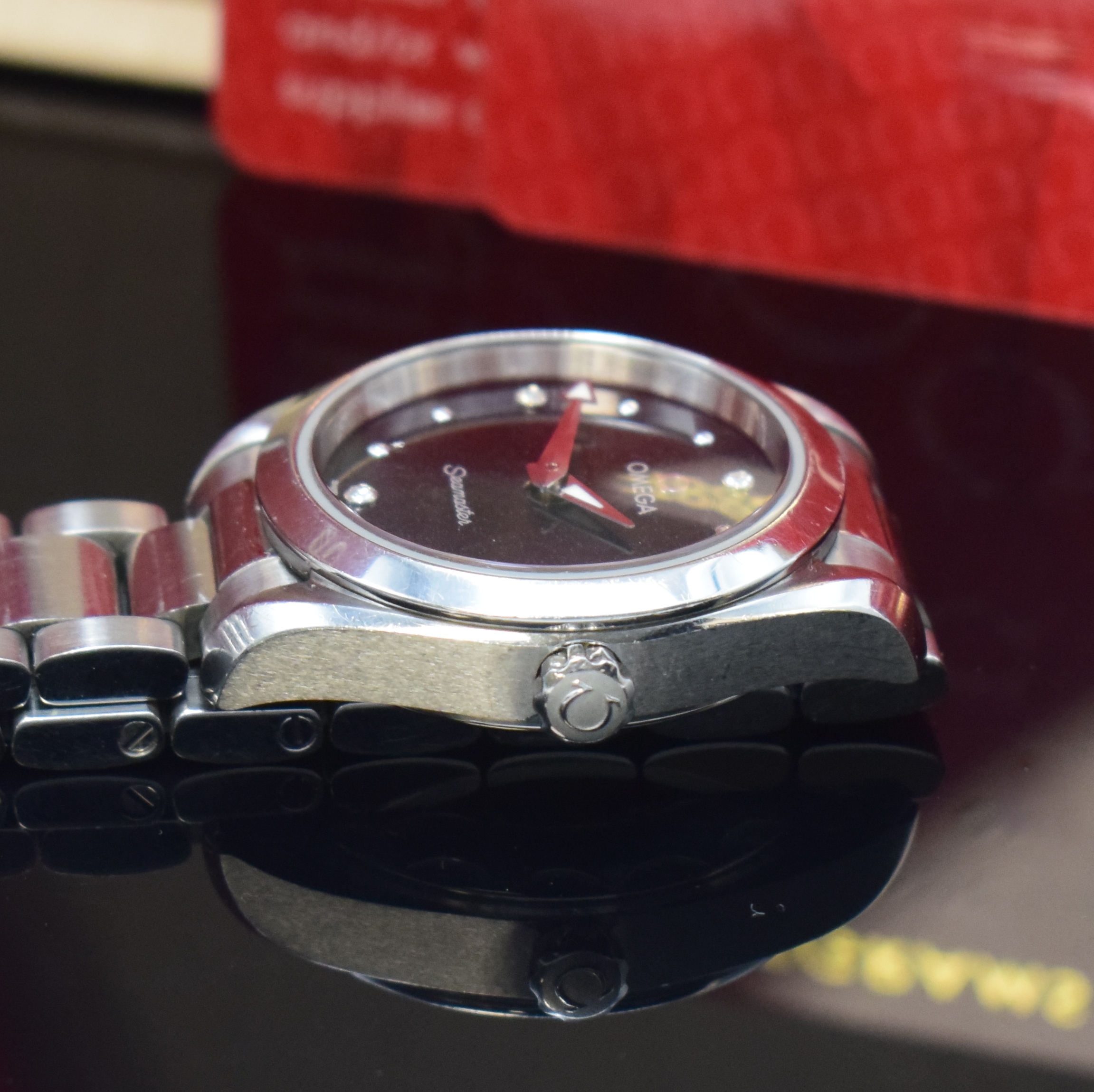 Detail c: OMEGA Aqua Terra Damenarmbanduhr Referenz 220.10.28.60.51.001, quarz, Edelstahlgeh. inkl. Gliederband m. Faltschl., Boden verschr., ab Herst. ...