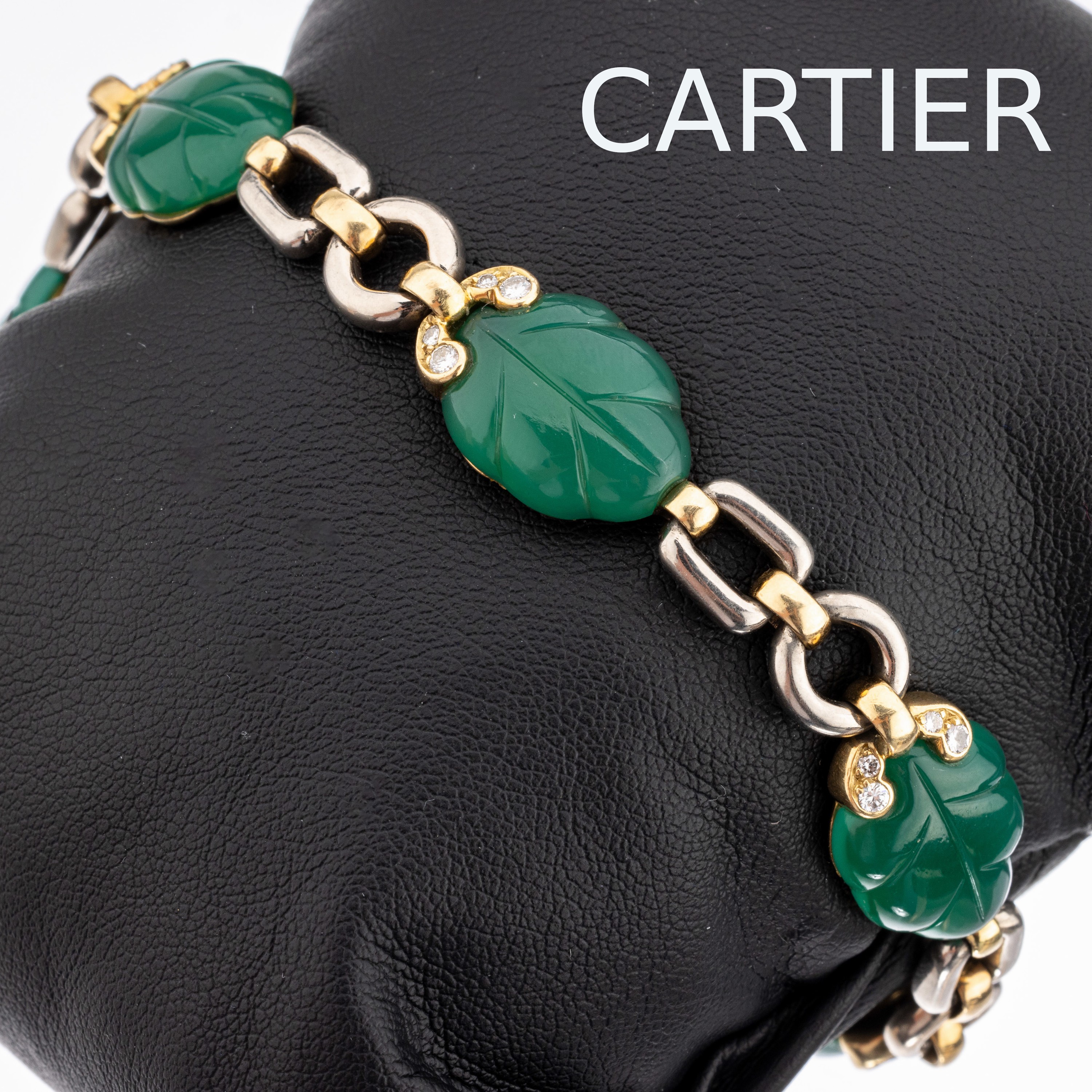 18 kt Gold CARTIER Achat-Brillant-Armband, GG/WG 750/000, 5 blattf. geschnittene grüne Achate, 20 Brillanten zus. ca. 0.30 ct feines Weiss/si, L. ...