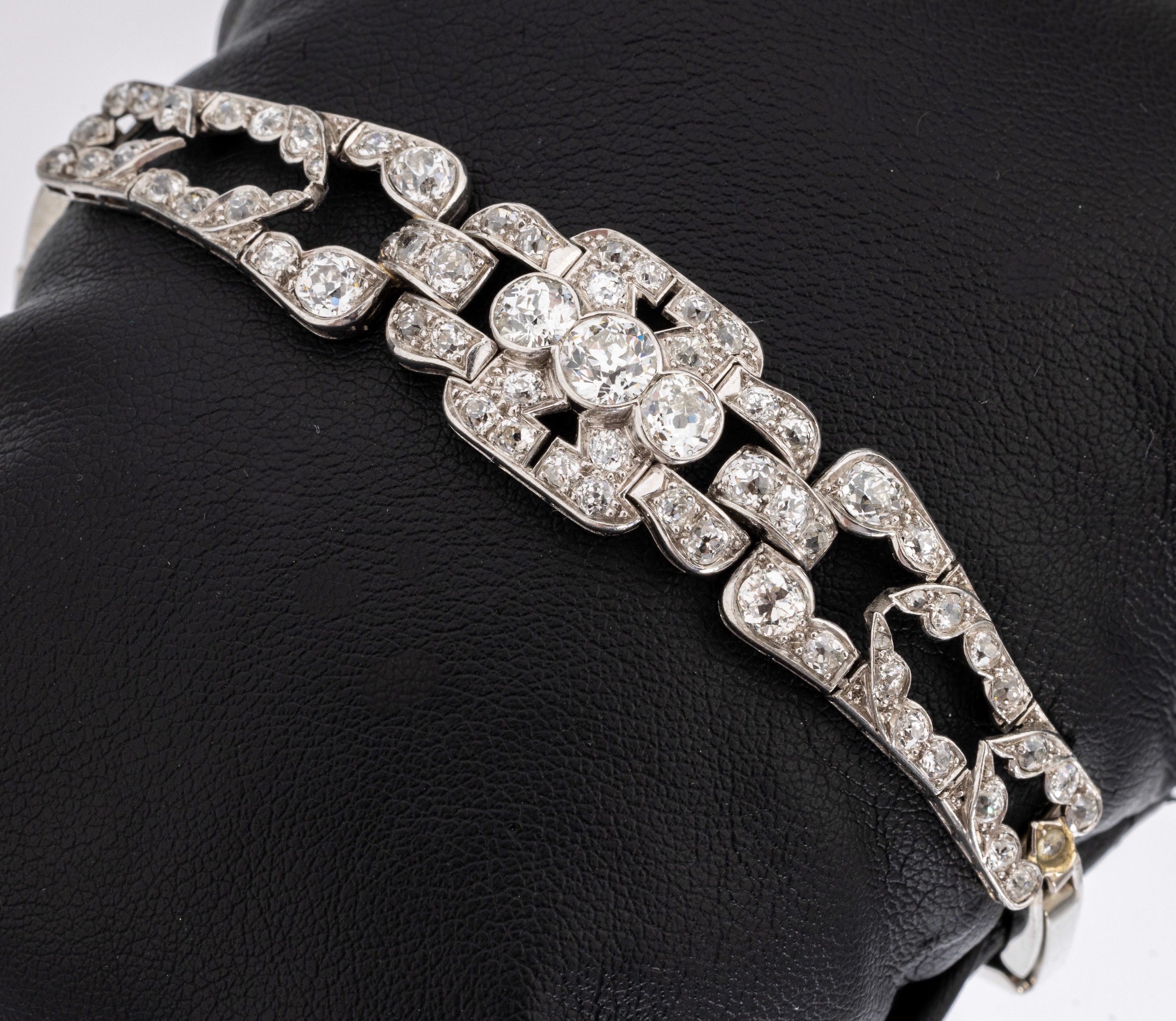 14 kt Gold Diamant-Armband, 1930er Jahre, WG 585/000 gepr., Mittelteil mit 63 Brillantenund 4 Diamantrosen zus. ca. 3.75 ct Weiss-l.get.Weiss/p, L. ...