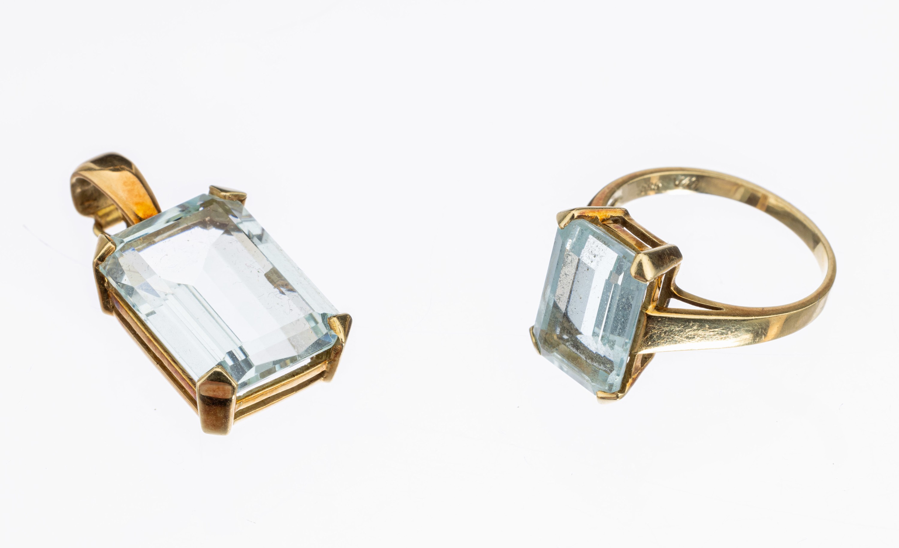 14 kt Gold Aquamarin-Set, GG 585/000, best.aus: 1 Ring, RW 51, Aquamarin im Treppenschliff ca. 2.10 ct, und 1 Clipanhänger, Aquamarin im ...