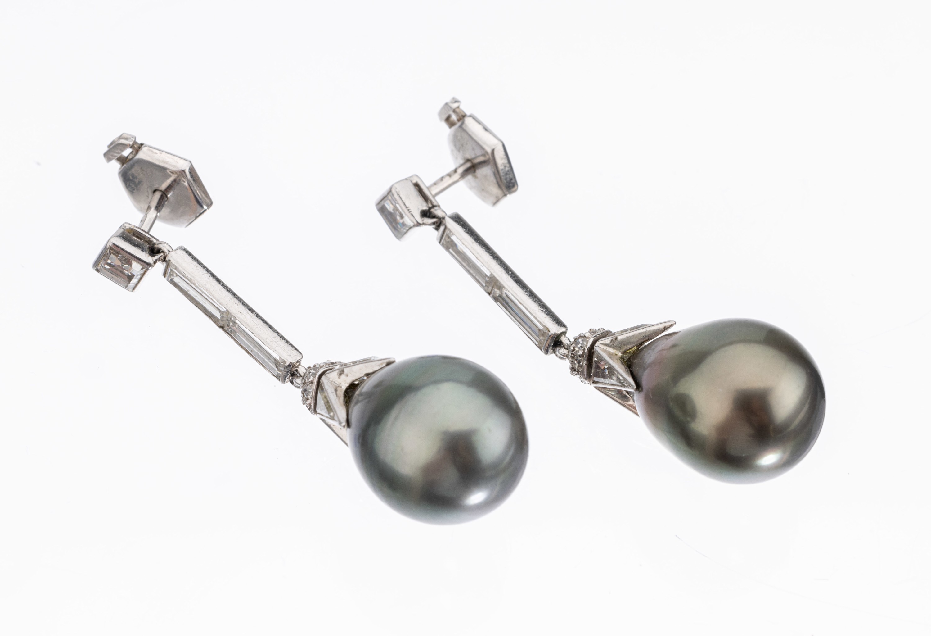Paar Platin Diamant-Perl-Ohrstecker, Pt 950, länglich bewegl., 2 Diamant-Carrees, 4 Diamant-Baguettes, 32 8/8-Diamanten und 4 Triangeln zus. ca. ...