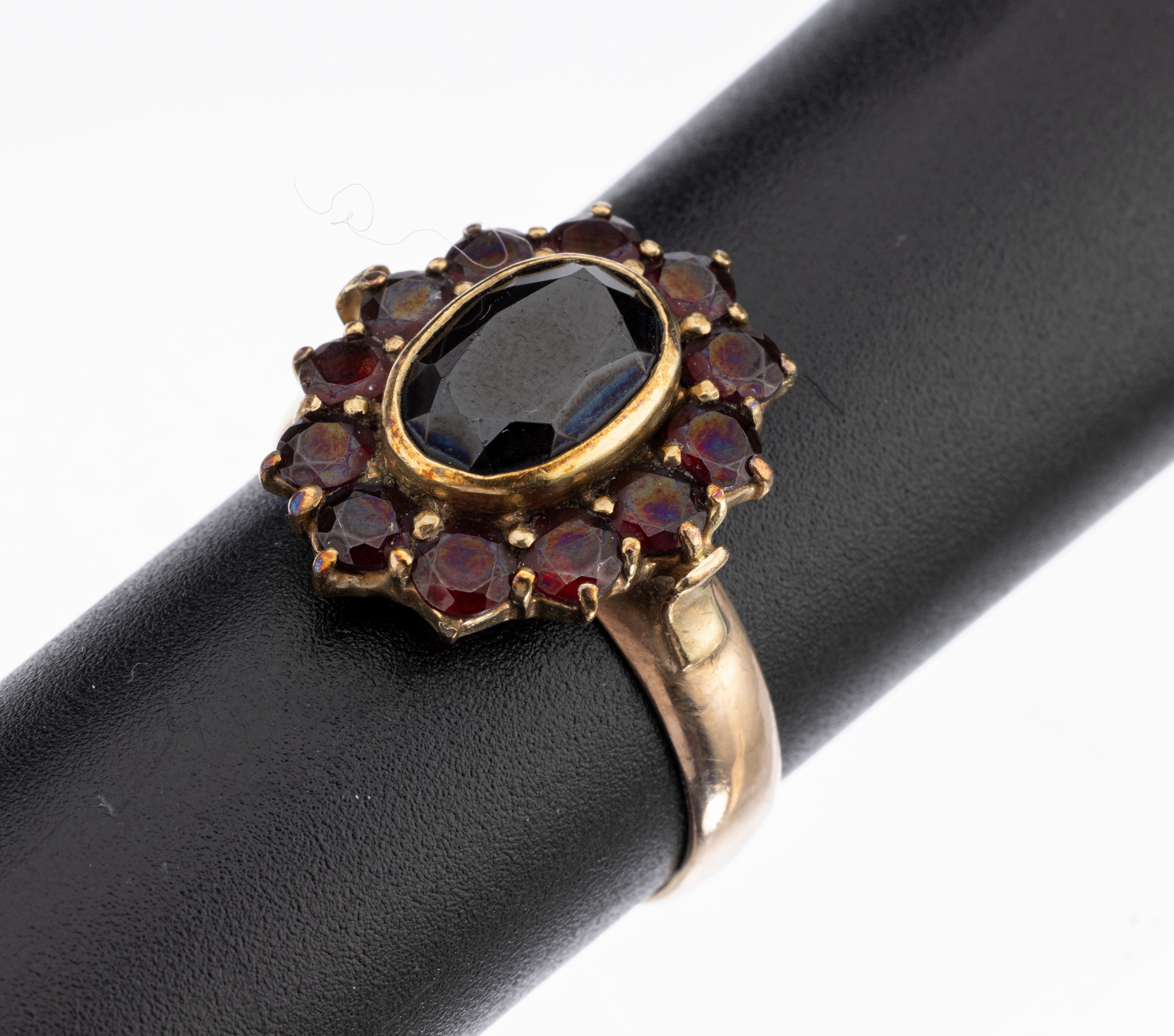 8 kt Gold Granat-Ring, GG 333/000 gepr., mittig ovalfacett. Granat umgeben von rundfacett. Granaten, RW 62, ca. 5.4 g