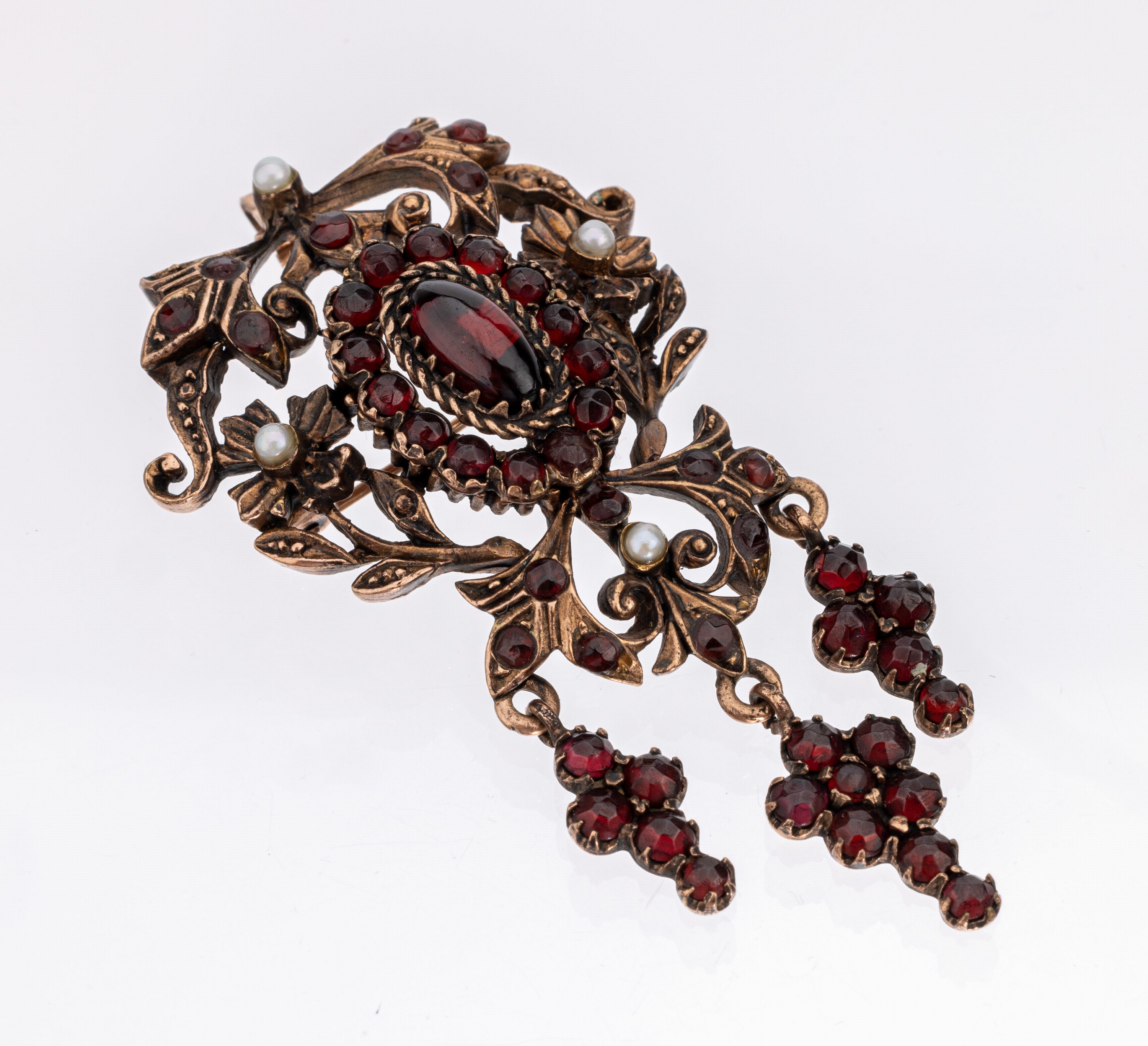 Granat-Brosche, um 1900, Metall rotverg., florale Formsprache, Granate in versch. Größenund Schliffformen, 3 bewegl. Abhängungen, ca. 5.6 x 3.5 ...
