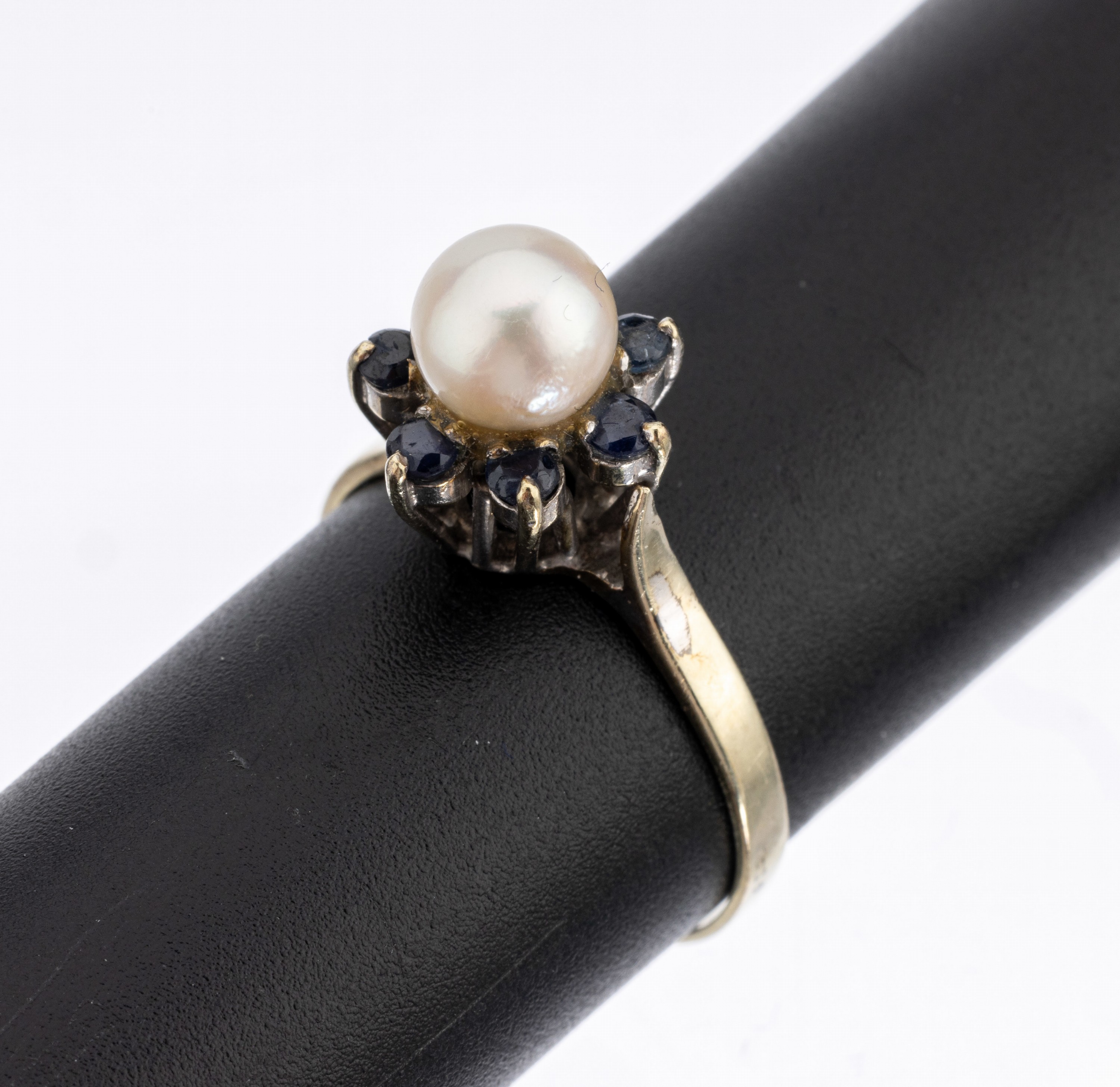 14 kt Gold Saphir-Perl-Ring, WG 585/000, mittig Akoyazuchtperle, D. ca. 6.5 mm, umgebenvon kl. rundfacett. Saphiren, RW 61, ca. 3.6 g, neue. Rhod. ...