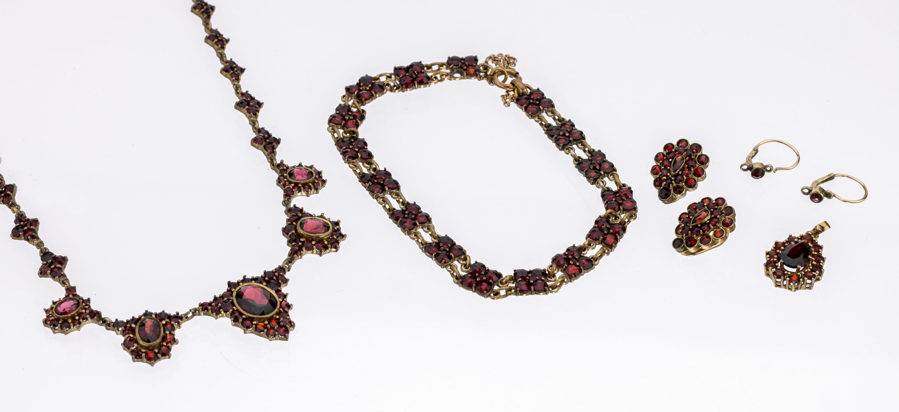 Granat-Konvolut, Metall verg., um 1900, best. aus: 1 Armband, L. ca. 21 cm, Federringschliesse mit Sicherheitskettchen, 1 Collier, L. ca. 41 cm, ...