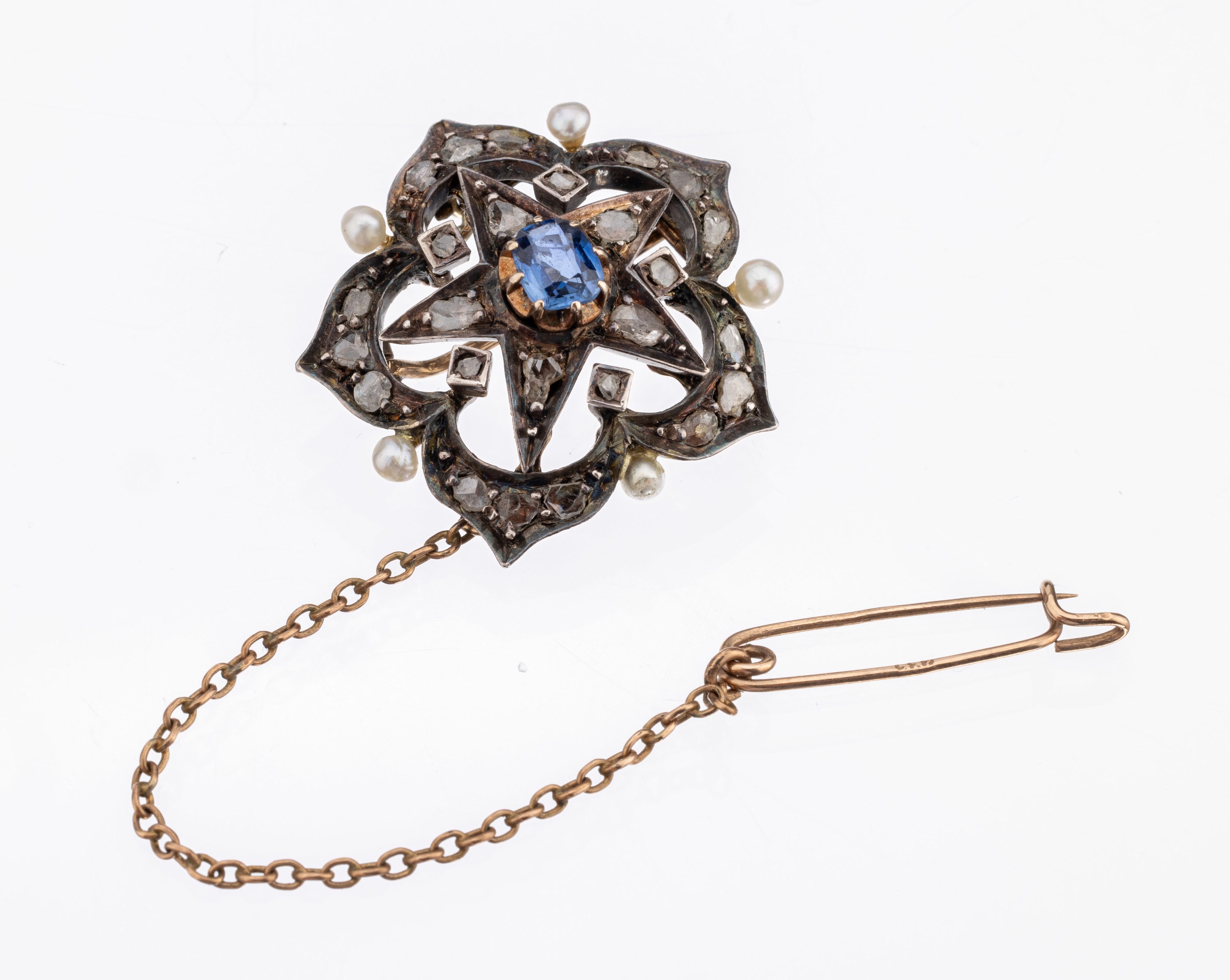 14 kt Gold Saphir-Diamant-Brosche, um 1900, GG 585/000 gepr., schauseitig Silber, mittig erhaben gefasster Saphir ca. 1.0 ct, 25 Diamantrosen zus. ...
