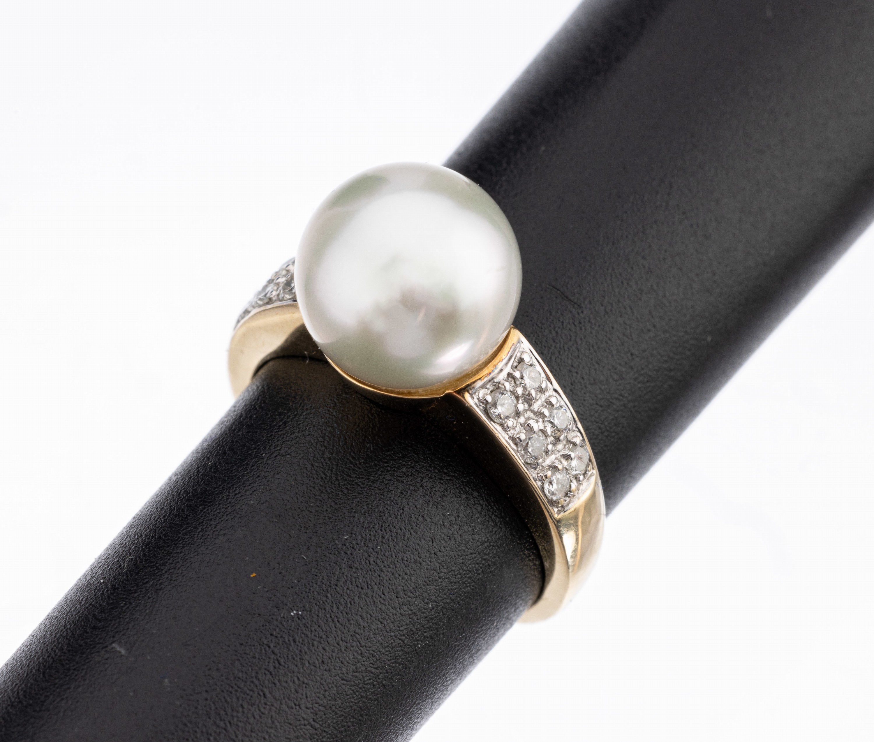 14 kt Gold Perl-Brillant-Ring, GG 585/000, mittig Akoyazuchtperle, D. ca. 10.5 mm, 12 Brillanten zus. ca. 0.20 ct Weiss/si-p, RW 55, ca. 5.9 g