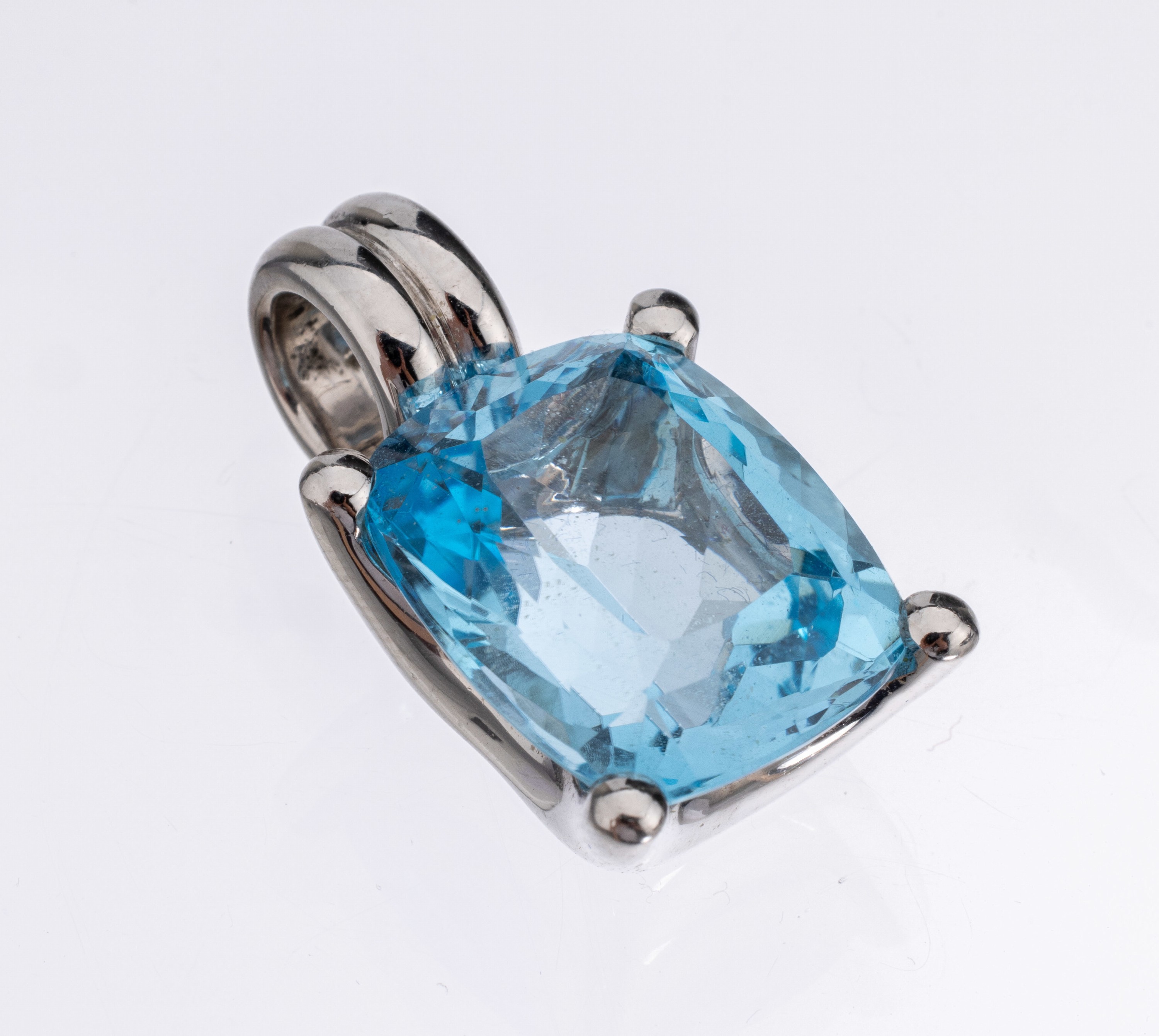 18 kt Gold Topas-Anhänger, WG 750/000, facett. Blautopas (beh.) ca. 19.41 ct, ca. 14.5 g, L ca. 2.5 cm, Anfertigung H. Brettschneider Osnabrück