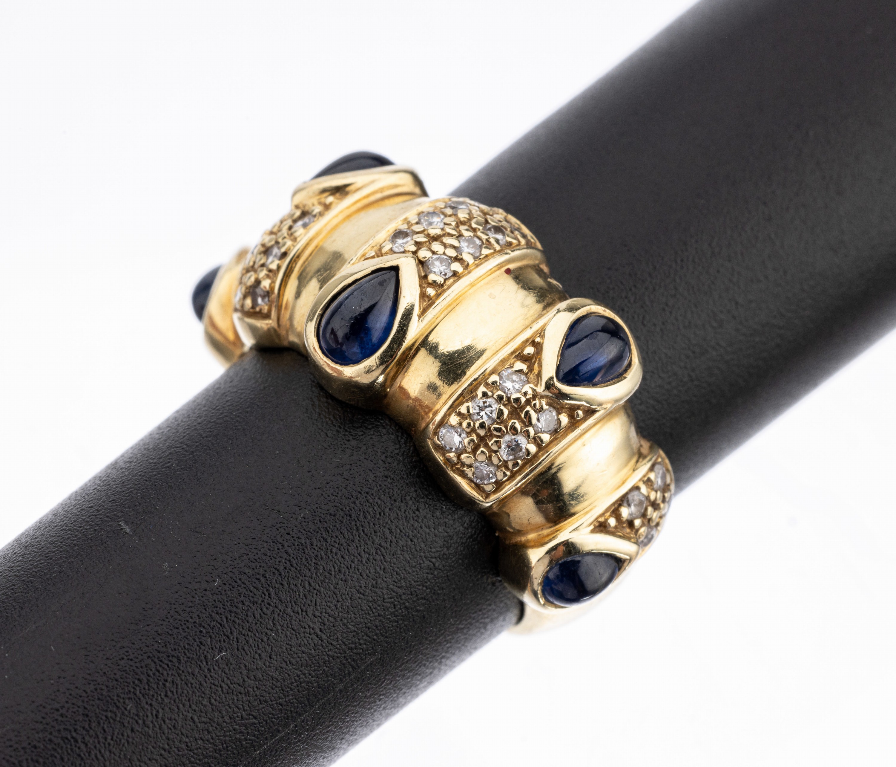 14 kt Gold Saphir-Brillant-Ring, GG 585/000, 5 tropfenf. Saphir-Cabochons zus. ca.1.0 ct, 28 Brillanten zus. ca. 0.14 ct Weiss/si, RW 54, ca. 7.8 g