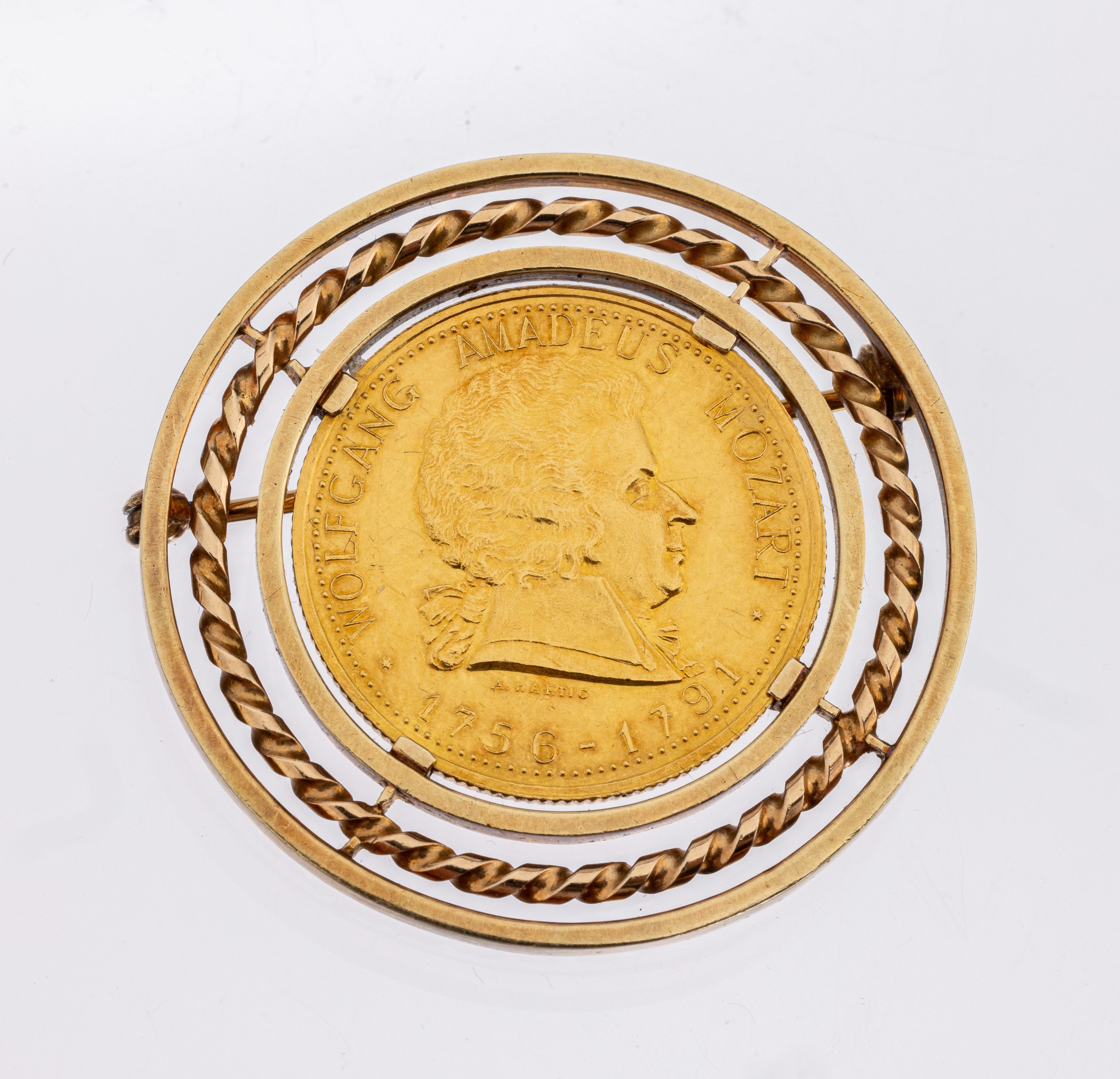 14 kt Gold Medaillen-Brosche, GG 585/000 gepr., mittig lose gefasste Goldmedaille, GG 900/000, Darstellung Wolfgang Amadeus Mozart im Profil, RV: ...