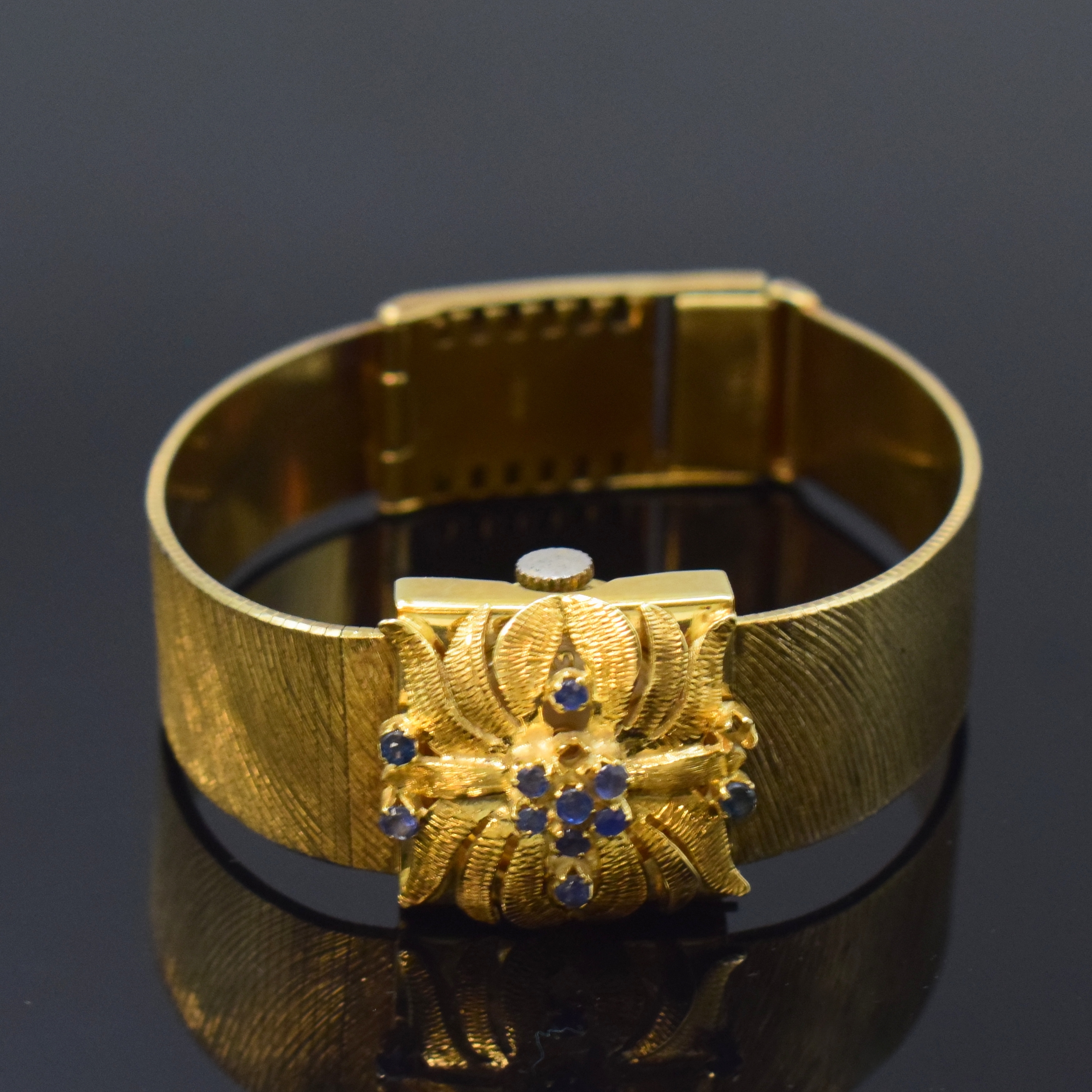 Detail b: PIERCE Damenschmuckuhr in GG 585/000, Schweiz um 1960, Handaufzug, quadrat. Geh. m. anges. strukturiertem Goldband, floral verzierter u. durchbr. ...