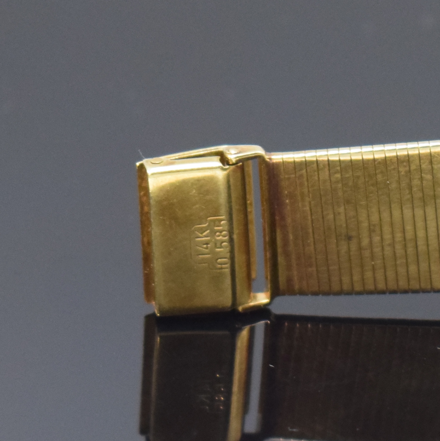 Detail c: PIERCE Damenschmuckuhr in GG 585/000, Schweiz um 1960, Handaufzug, quadrat. Geh. m. anges. strukturiertem Goldband, floral verzierter u. durchbr. ...