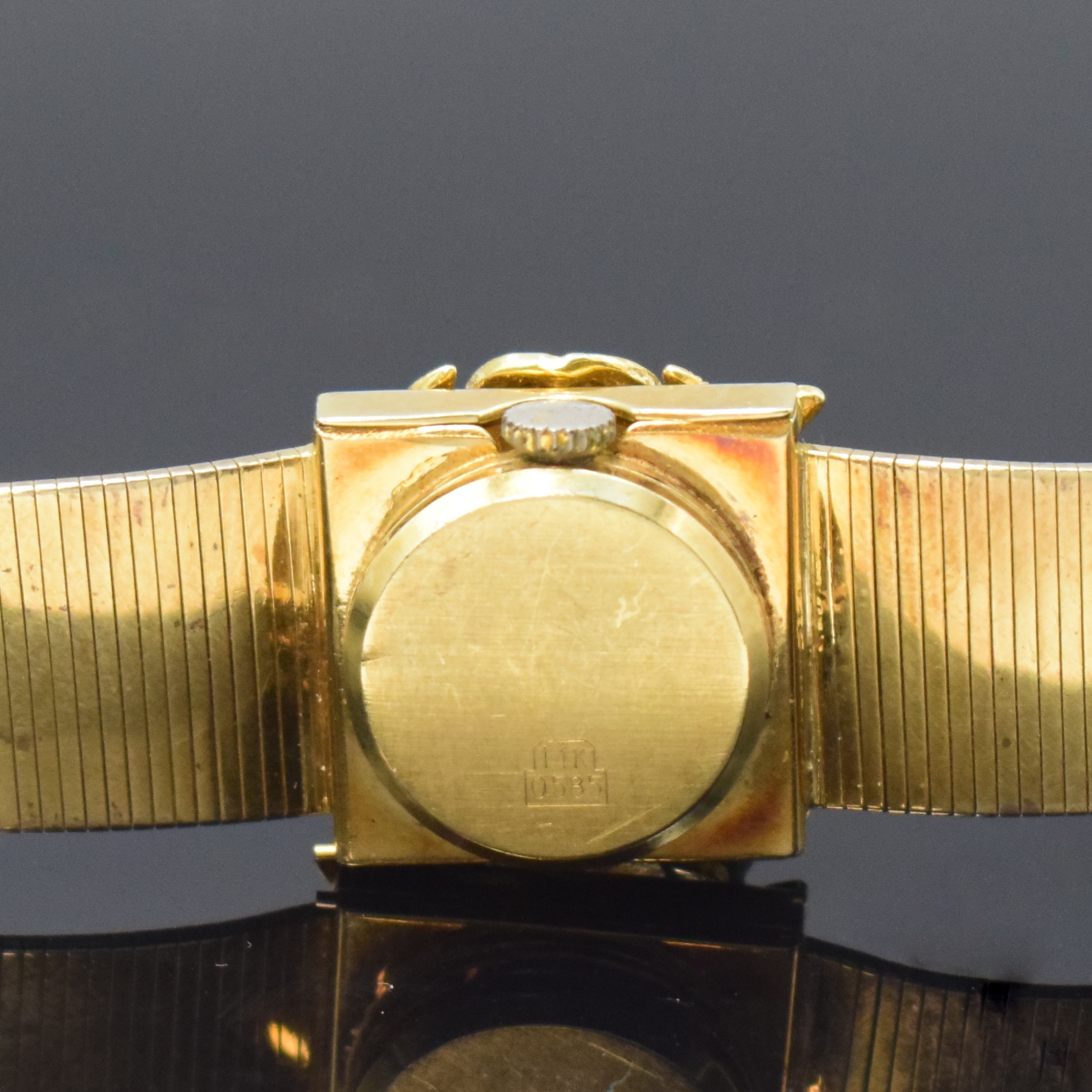 Detail d: PIERCE Damenschmuckuhr in GG 585/000, Schweiz um 1960, Handaufzug, quadrat. Geh. m. anges. strukturiertem Goldband, floral verzierter u. durchbr. ...