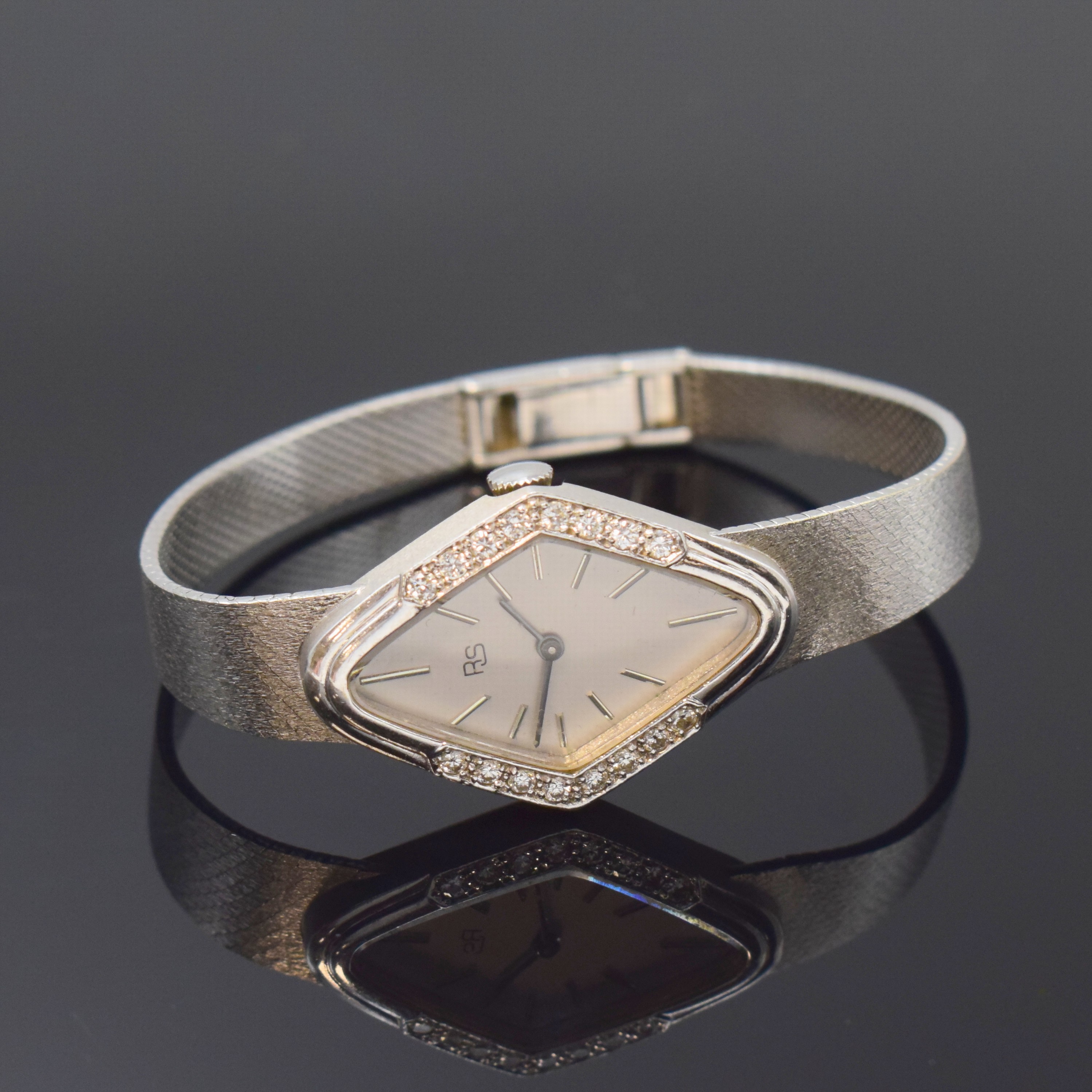 RS Diamantbesetzte Damenarmbanduhr in WG 585/000, Schweiz um 1975, Handaufzug, Rauten-förm. Geh., anges. satin. Milanaiseband, silb. Zifferbl., ...