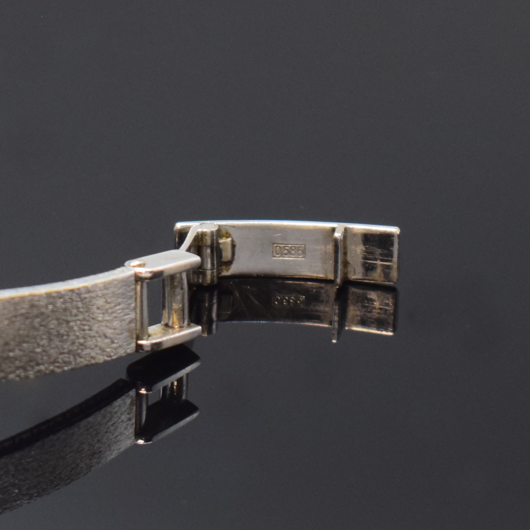Detail b: RS Diamantbesetzte Damenarmbanduhr in WG 585/000, Schweiz um 1975, Handaufzug, Rauten-förm. Geh., anges. satin. Milanaiseband, silb. Zifferbl., ...