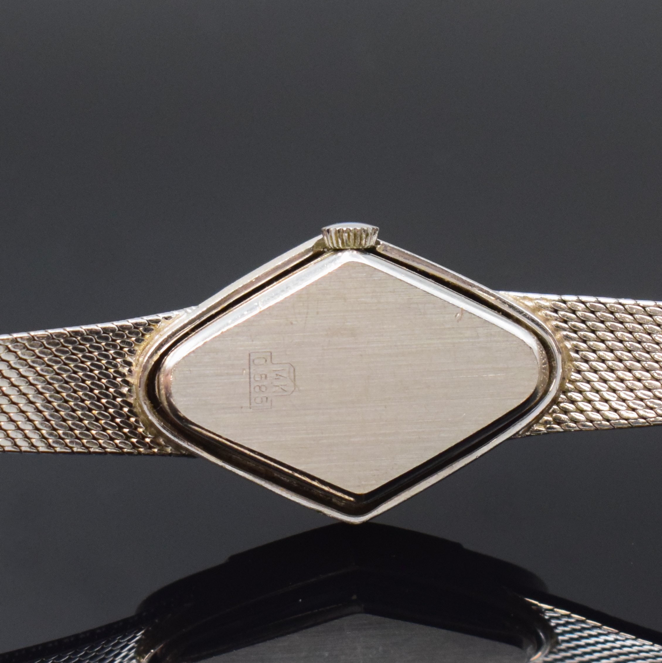 Detail c: RS Diamantbesetzte Damenarmbanduhr in WG 585/000, Schweiz um 1975, Handaufzug, Rauten-förm. Geh., anges. satin. Milanaiseband, silb. Zifferbl., ...