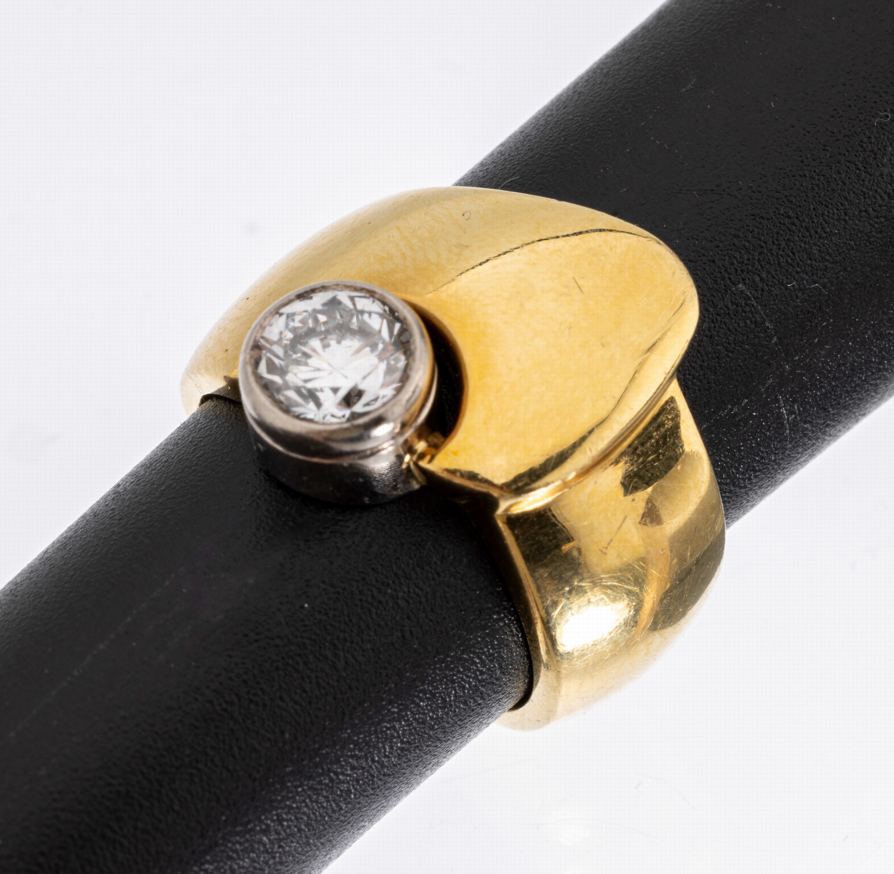 18 kt Gold Brillant-Ring, GG/WG 750/000, Brillant ca. 0.65 ct Weiß/si, RW 50, ca. 14.5 g, Meistermarke unged.