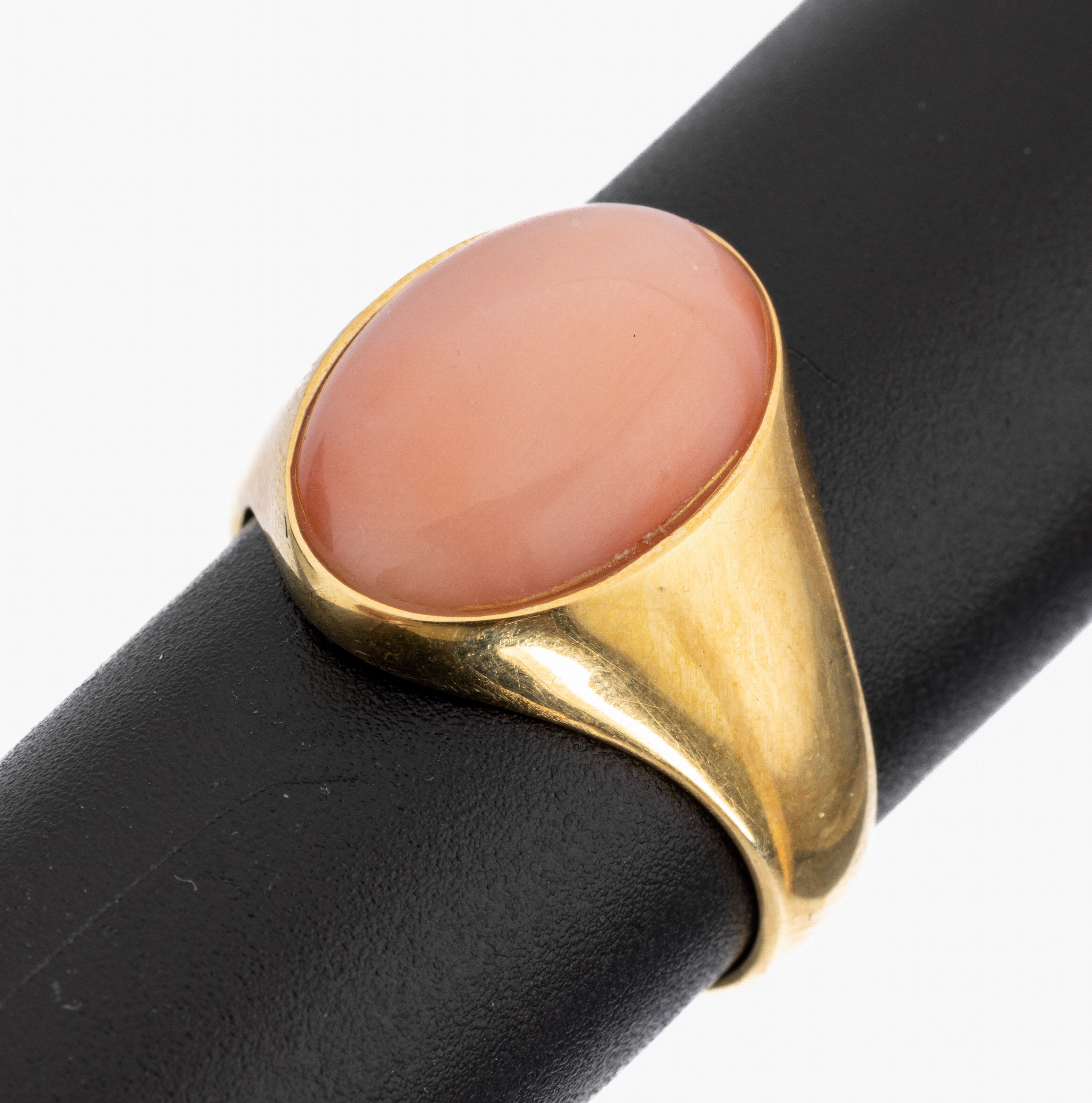 18 kt Gold Engelhautkorallen-Ring, GG 750/000, ovaler Korallencabochon, ca. 8.2 g, Meistermarke LEICHT, RW 57, Versand nur innerhalb der EU