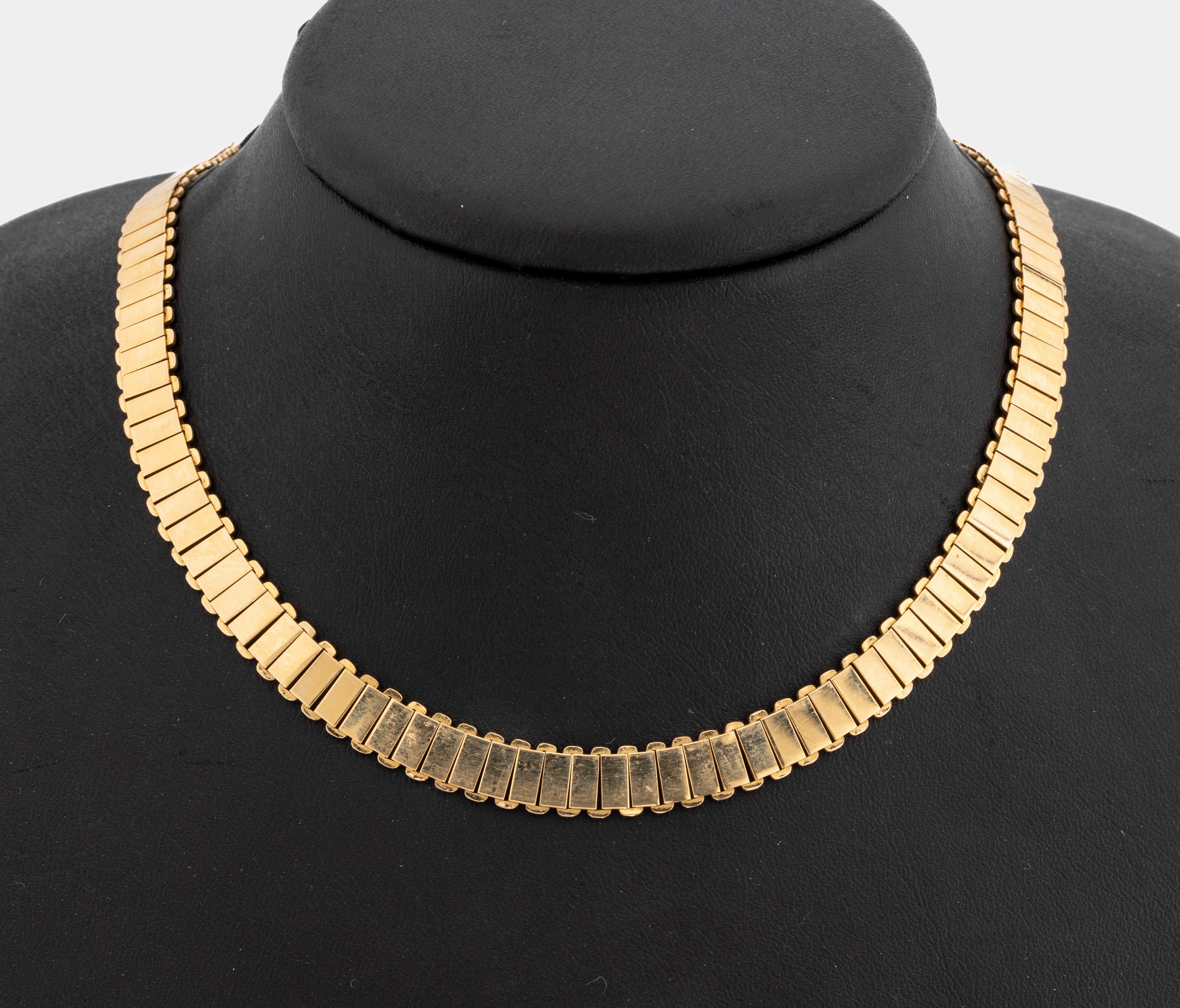 18 kt Gold Collier, GG 750/000, Backsteinoptik mit wellenf. Umrandung, L. ca. 45 cm, Kastenschloss mit Sicherheitsacht, ca. 41.7 g