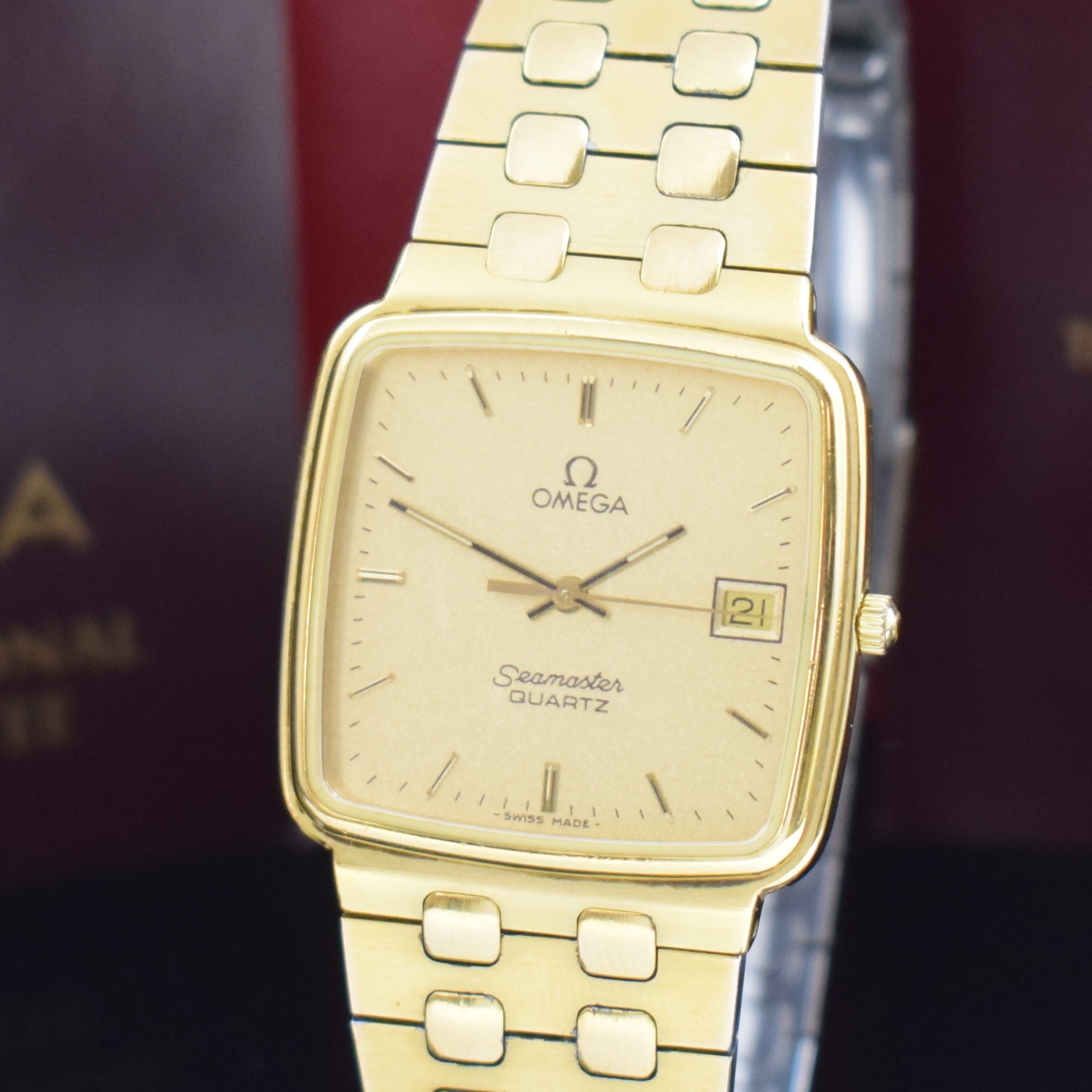 Detail a: OMEGA Seamaster Quartz vergoldete Armbanduhr mit Box und Papier, Schweiz lt. orig. Papier verk. 1987, rechteck. Geh., Edelstahlboden 4-fach verschr. ...