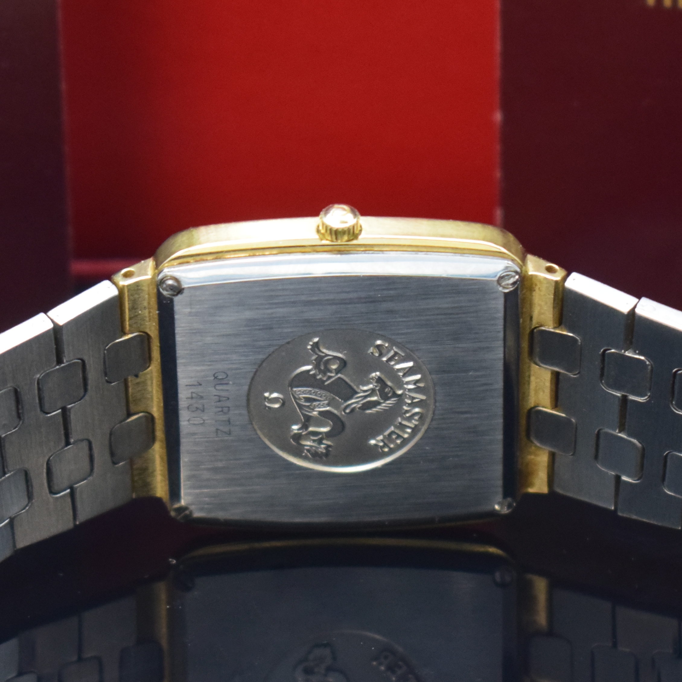 Detail d: OMEGA Seamaster Quartz vergoldete Armbanduhr mit Box und Papier, Schweiz lt. orig. Papier verk. 1987, rechteck. Geh., Edelstahlboden 4-fach verschr. ...