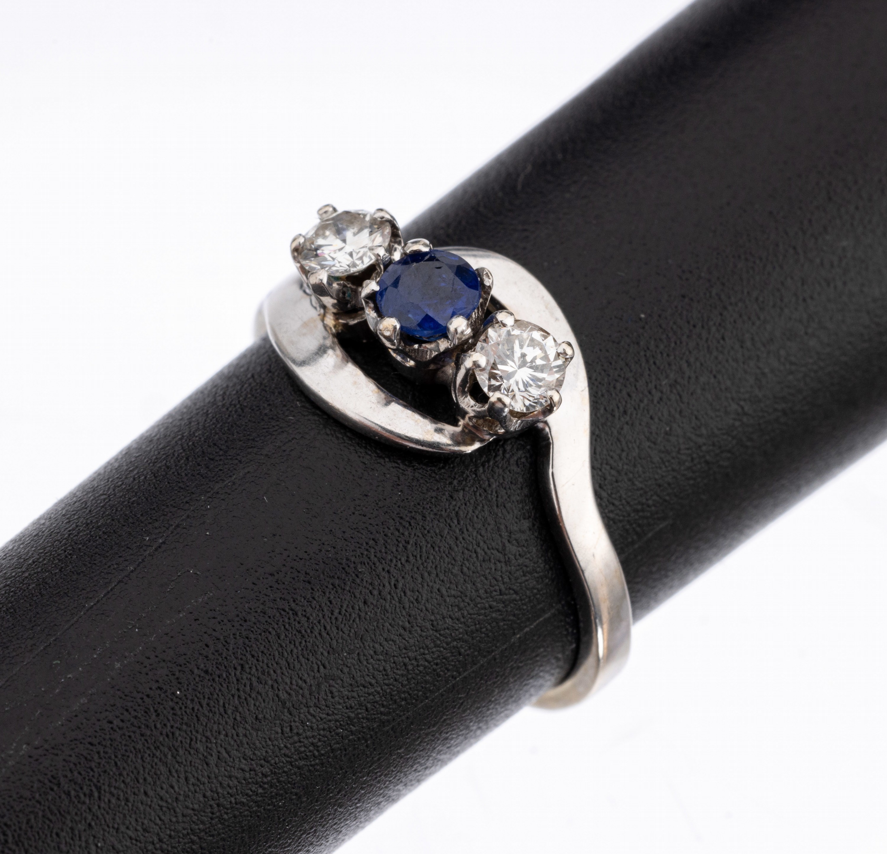 14 kt Gold Brillant-Saphir-Ring, WG 585/000, 2 Brillanten zus. ca. 0.20 ct Weiß/si, rundfacett. Saphir ca. 0.15 ct, RW 50, ca. 2.1 g