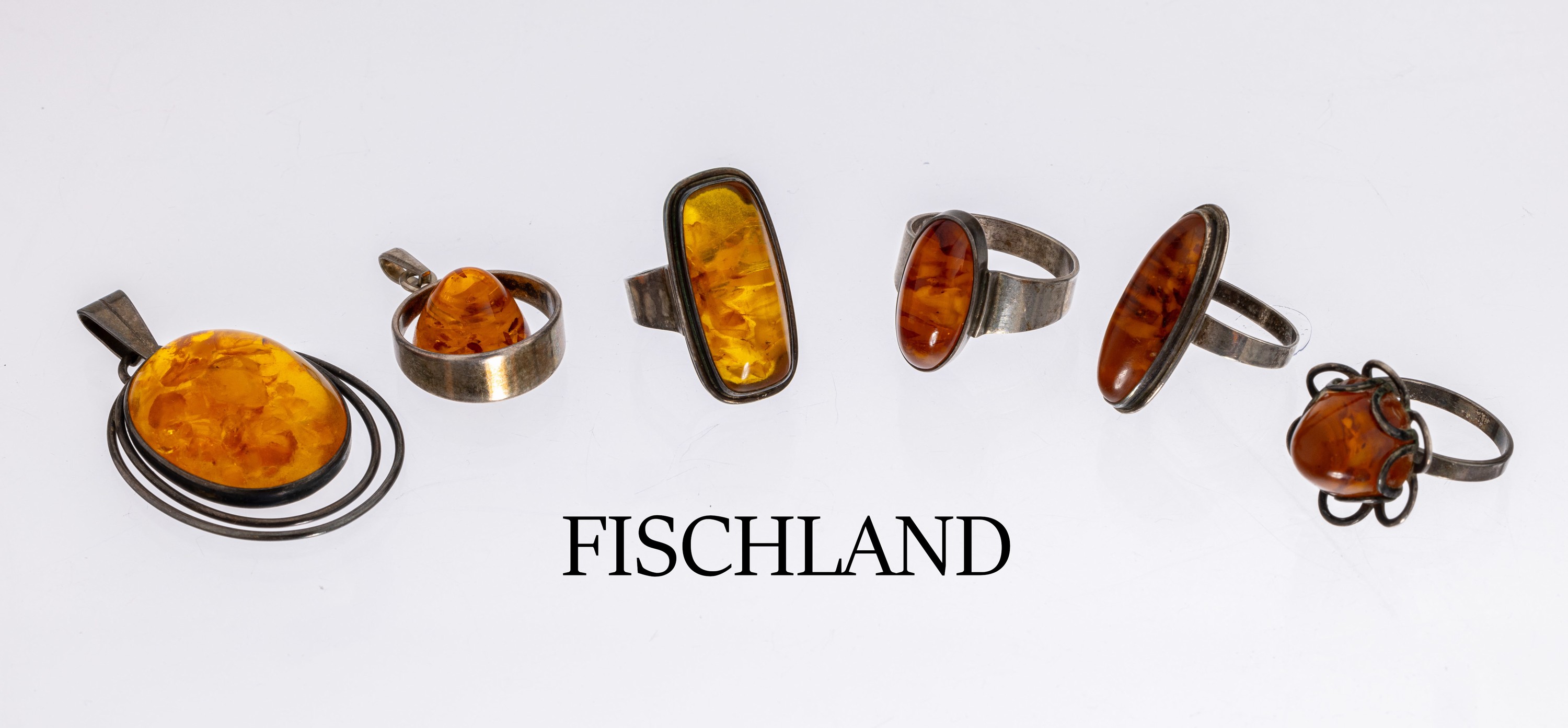 Bernstein-Konvolut, 835er Silber, Meistermarke Fischland, best. aus: 4 Ringen, 2 x RW 57 1 x 62 und 1 x 54, und 2 Anhänger, Bernstein-Cabochons in ...
