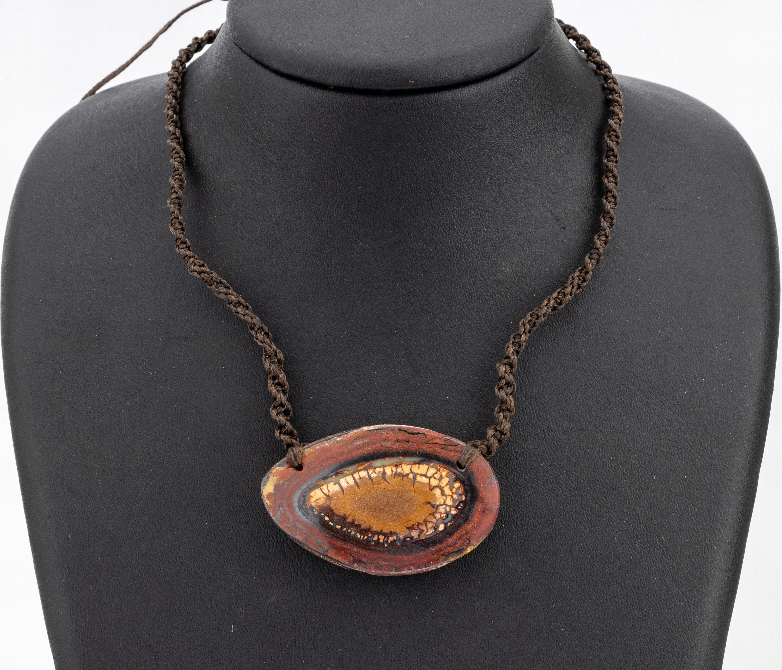 Opal-Collier, sogn. Yowahnuss ca. 32,6 x 51,4 x 10,1 mm, schönes Farbspiel, Collier ausgeflochtenem dunkelbraunen Polyesterfäden, Länge stufenlos ...